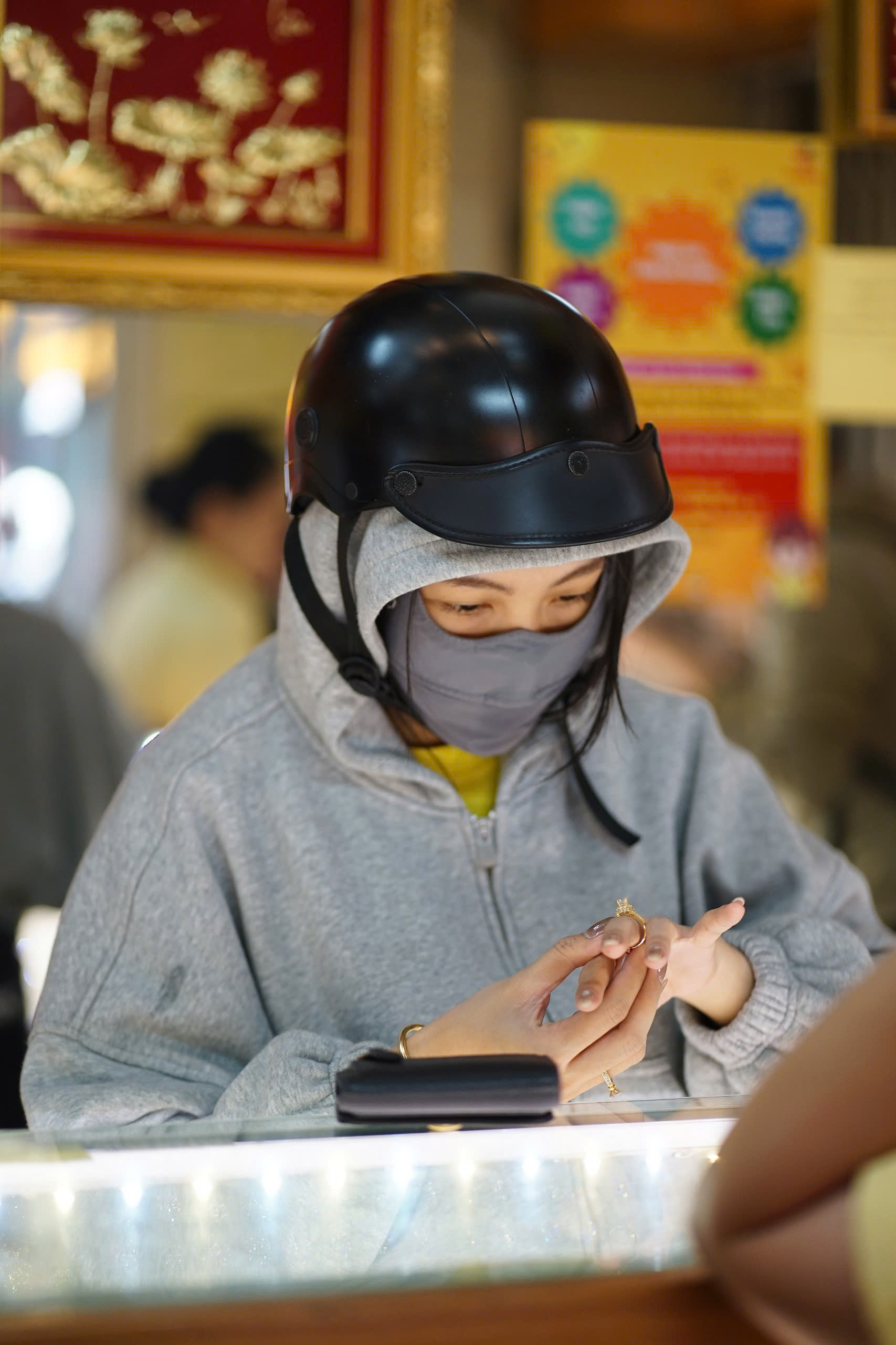 CLIP: Tranh thủ giờ nghỉ, dân văn phòng TP.HCM chạy đi mua vàng đeo cho đẹp, có người lỗ nhanh 1,1 triệu vẫn mua tiếp