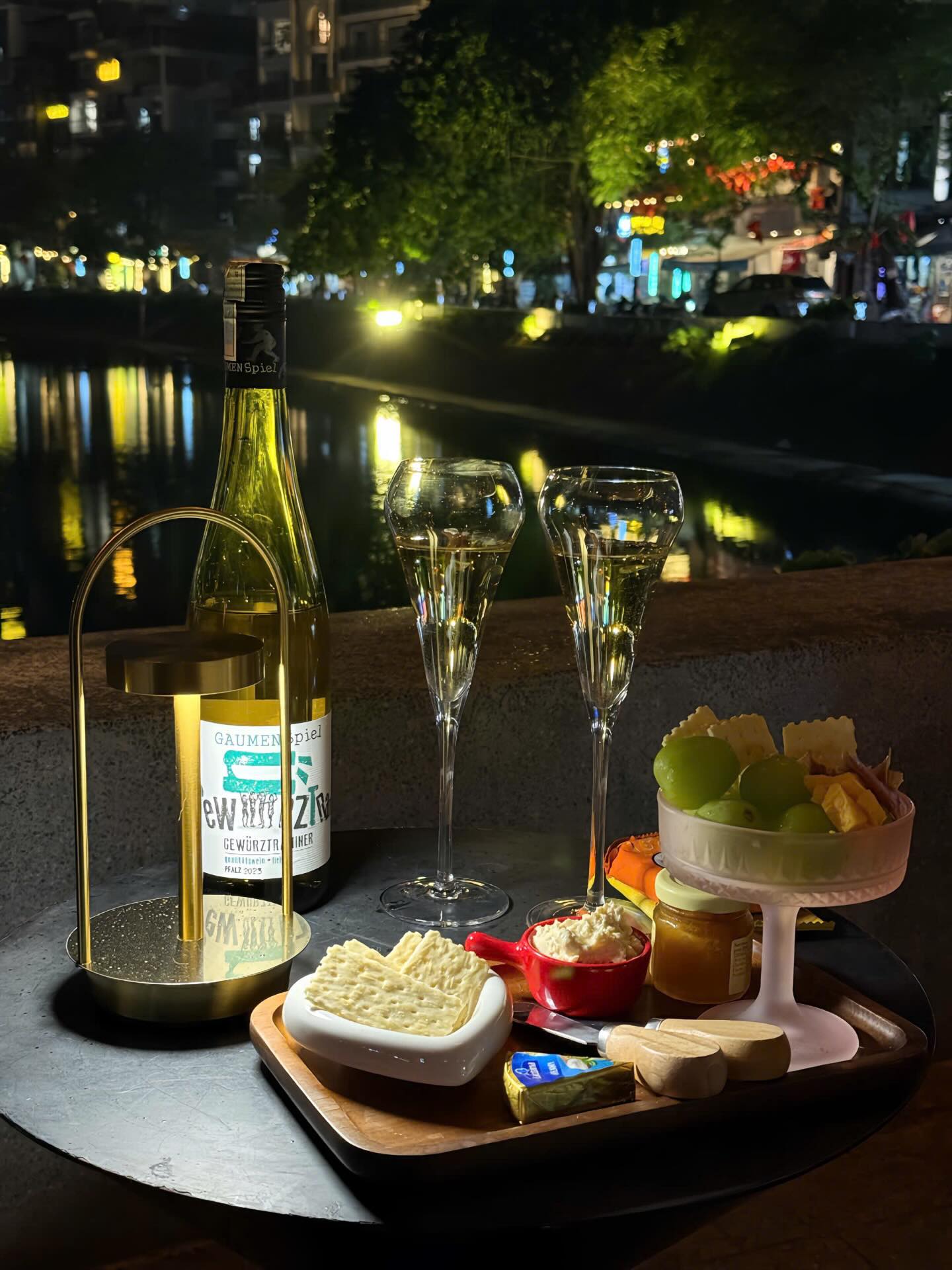 “Uống rượu vang vỉa hè”: Trào lưu nhất thời hay định nghĩa mới về sự hưởng thụ của người trẻ Hà Nội?