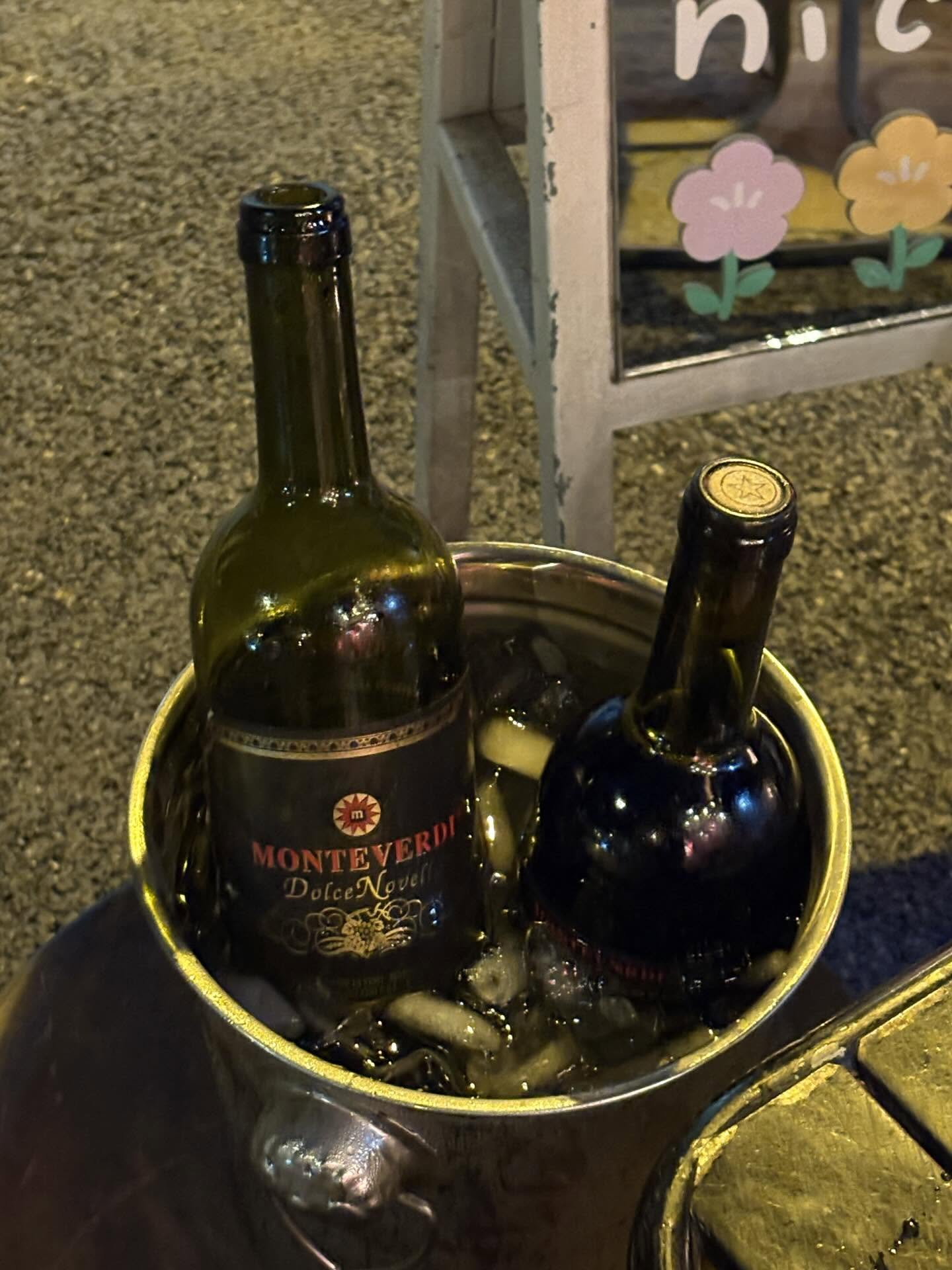 “Uống rượu vang vỉa hè”: Trào lưu nhất thời hay định nghĩa mới về sự hưởng thụ của người trẻ Hà Nội?