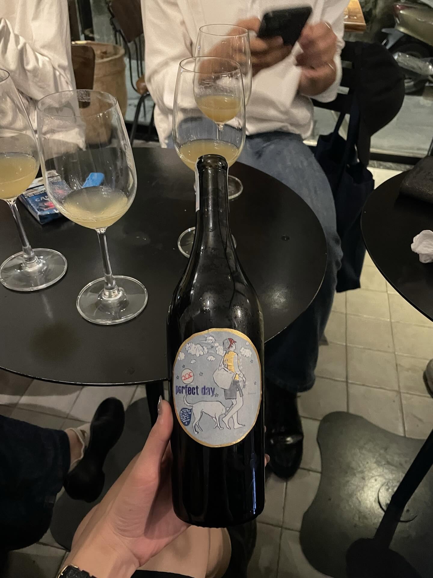 “Uống rượu vang vỉa hè”: Trào lưu nhất thời hay định nghĩa mới về sự hưởng thụ của người trẻ Hà Nội?