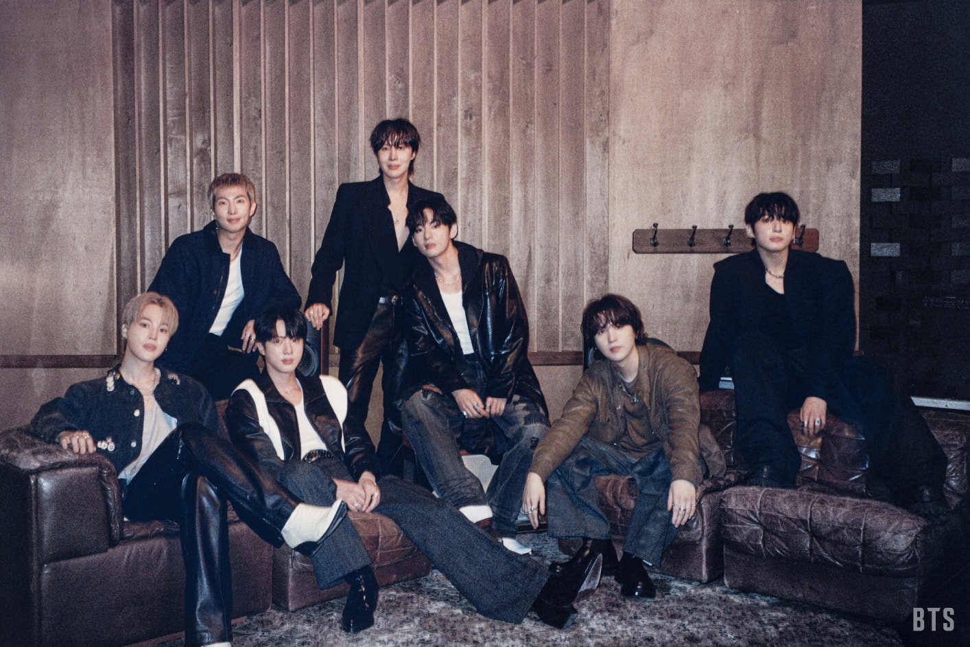 Joshua Minsoo Kim cho rằng ARIRANG là sản phẩm không tương xứng với kỳ vọng và vị thế của BTS (ảnh: bts_bighit)