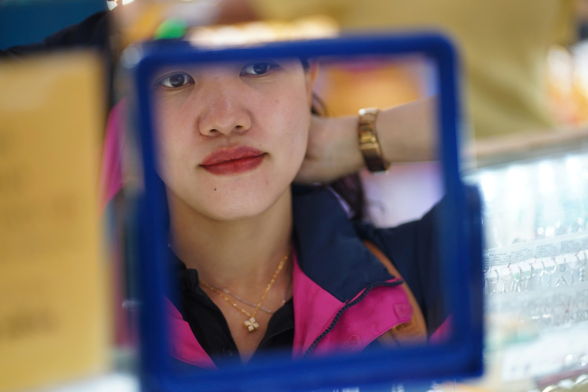 Nhân viên văn phòng tranh thủ đi mua vàng