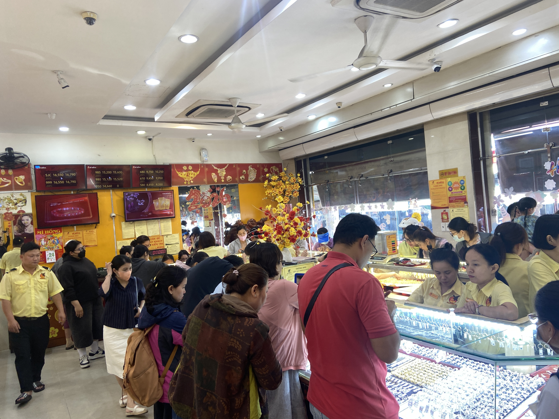 Tình hình tiệm vào vào buổi trưa ngày 24/3.