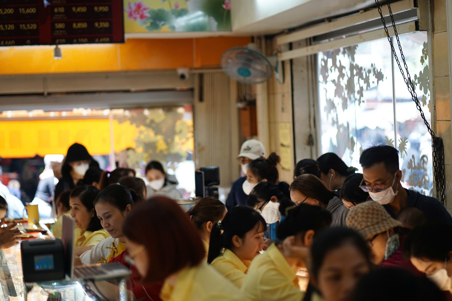 CLIP: Tranh thủ giờ nghỉ, dân văn phòng TP.HCM chạy đi mua vàng đeo cho đẹp, có người lỗ nhanh 1,1 triệu vẫn mua tiếp