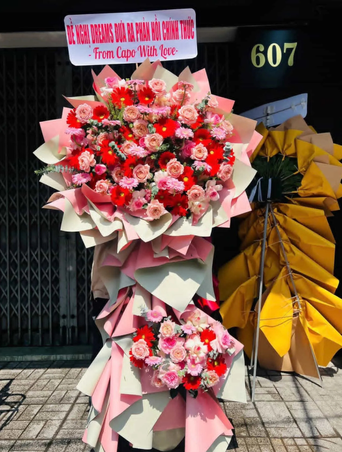 Fan Sơn.K gửi hoa khiếu nại yêu cầu công ty DreamS lên tiếng về những bất cập trong hoạt động quản lý nghệ sĩ ngày 23/3 (ảnh: Threads)