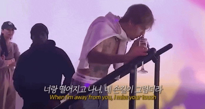 Justin Bieber đứng không vững nhưng vẫn hát hay