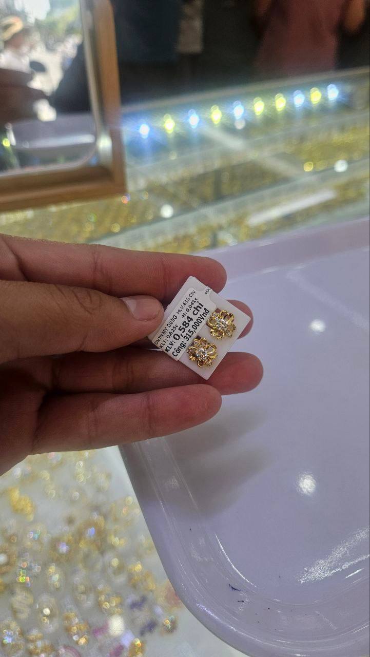 Nguyễn Huỳnh chốt đôi bông tai này.