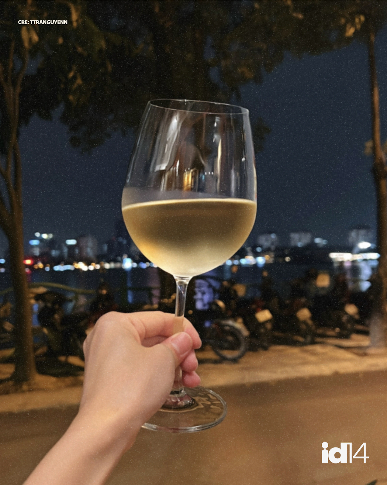 “Uống rượu vang vỉa hè”: Trào lưu nhất thời hay định nghĩa mới về sự hưởng thụ của người trẻ Hà Nội?