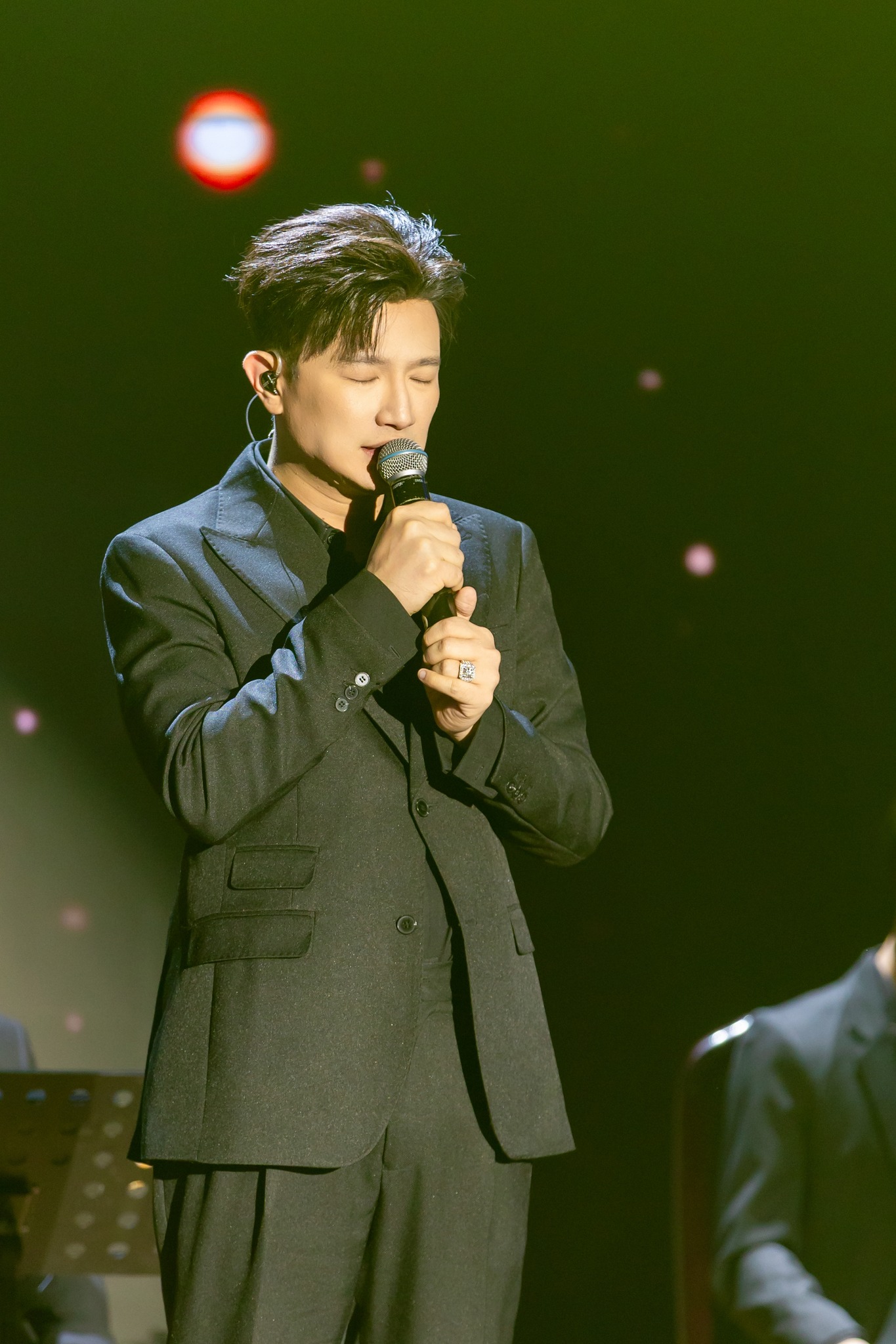  Dược sĩ Tiến - người từng bị chê là “thảm họa” âm nhạc nay được khen hát hay do điểm yếu thanh nhạc của Hùng Huỳnh (ảnh: FBNV)