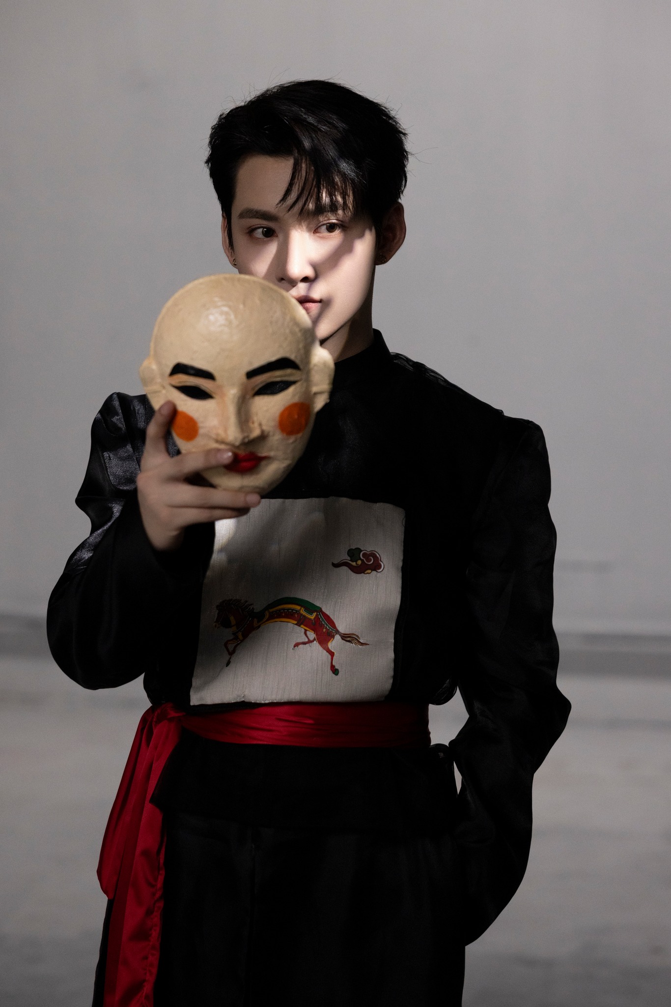 Hùng Huỳnh từng chia sẻ mong muốn “Muốn tiên phong là một ca sĩ performance (trình diễn sân khấu) ở thị trường Việt Nam” nhưng điểm yếu thanh nhạc khiến nam ca sĩ bị cười chê (ảnh: FBNV)