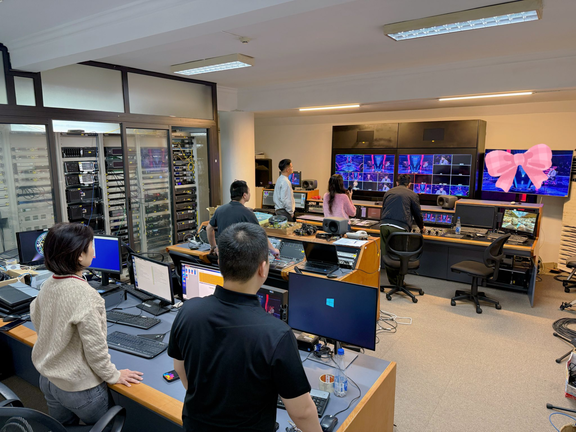 Cả phòng máy của Ai Là Triệu Phú đứng bật dậy để xem