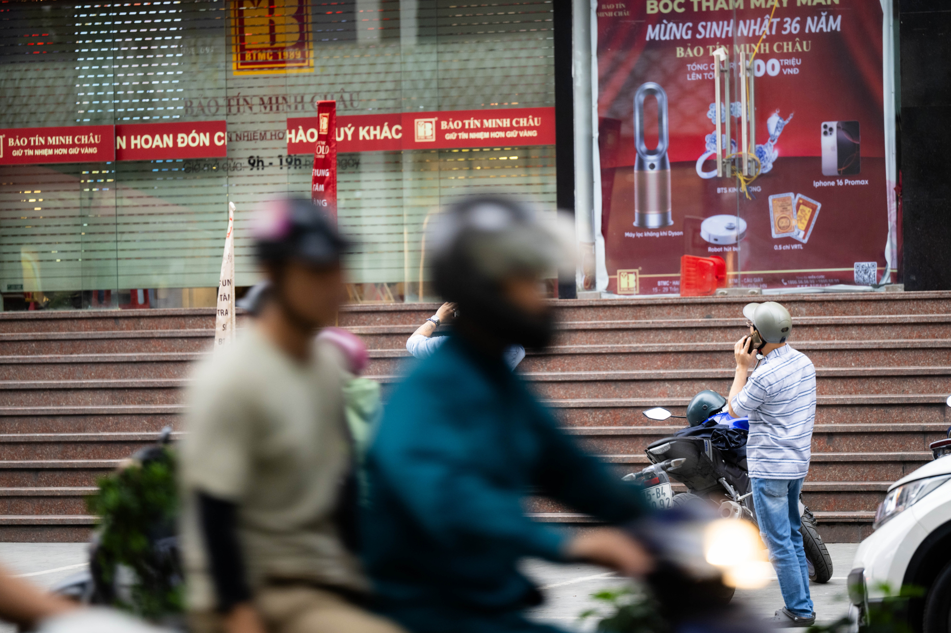 Nhiều người hiếu kỳ theo dõi