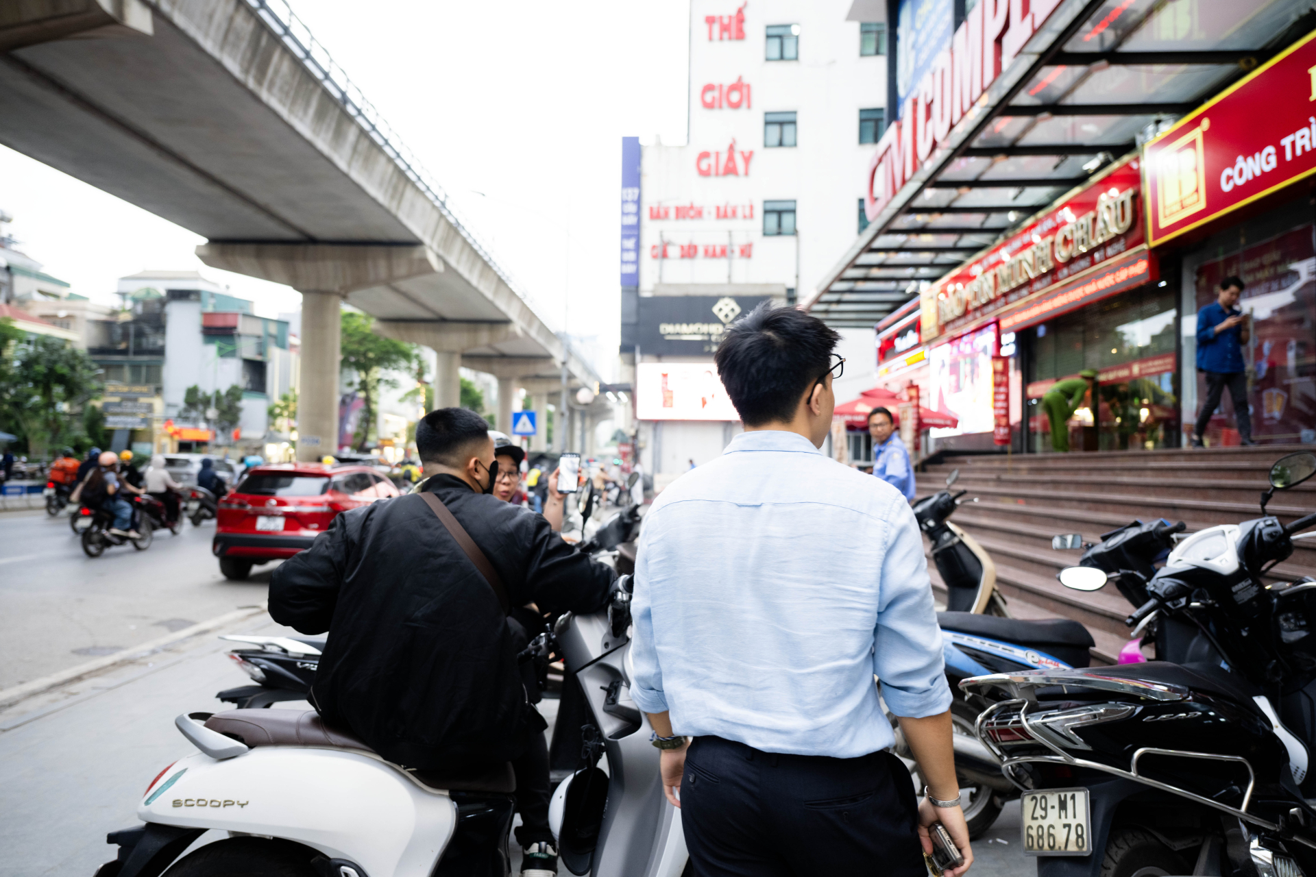Cận cảnh cửa hàng Bảo Tín Minh Châu vào lúc này: Nhiều cảnh sát xuất hiện, hàng loạt thùng carton được thu giữ
