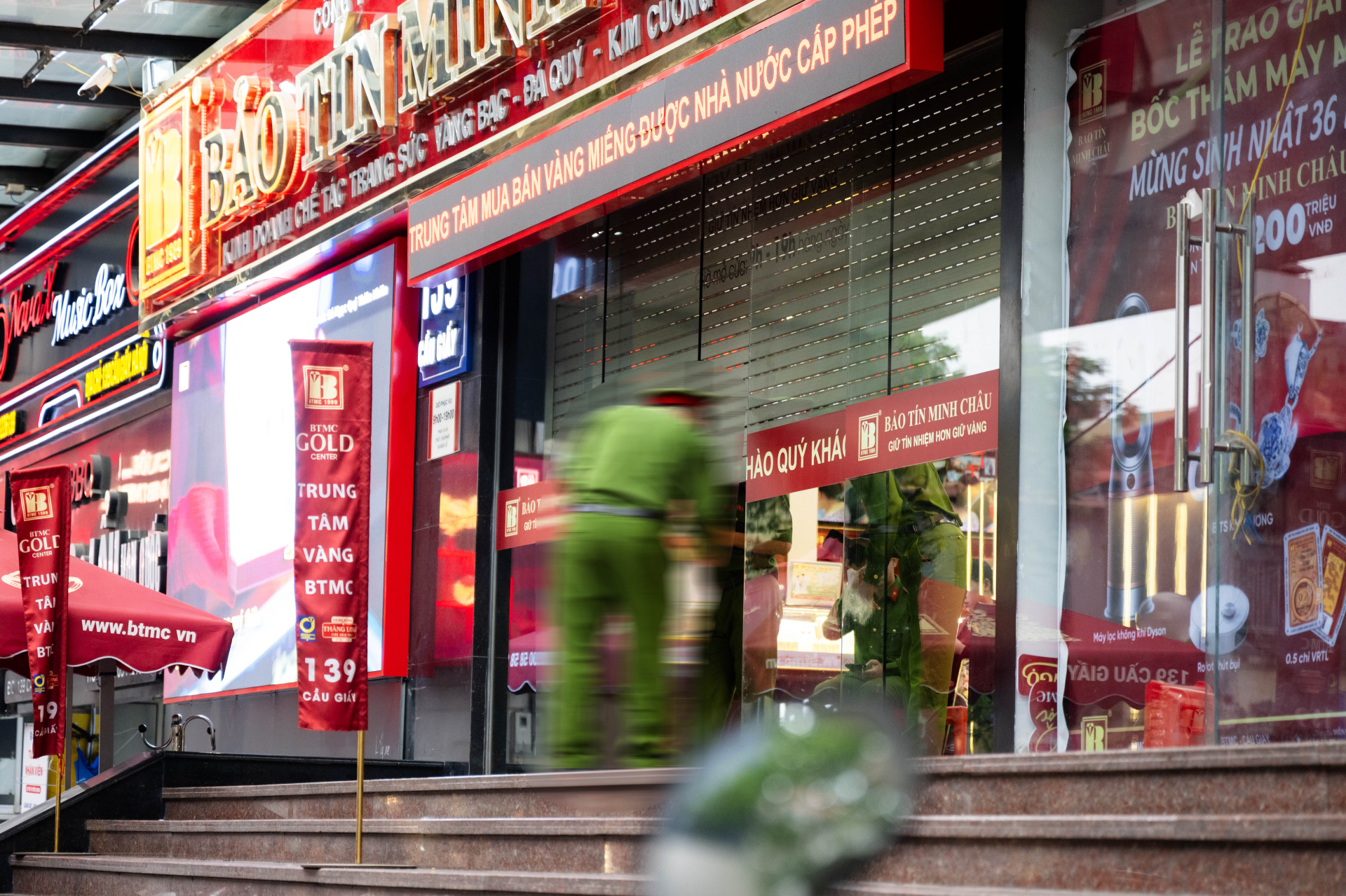 Lực lượng chức năng có mặt tại cơ sở (Ảnh: Như Hoàn)