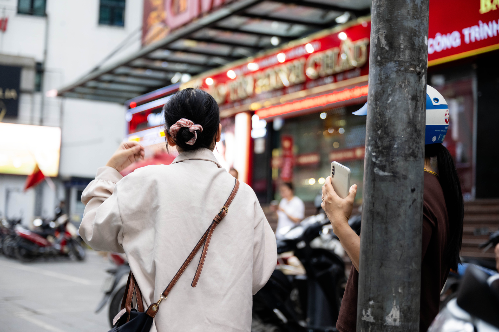 Cận cảnh cửa hàng Bảo Tín Minh Châu vào lúc này: Nhiều cảnh sát xuất hiện, hàng loạt thùng carton được thu giữ