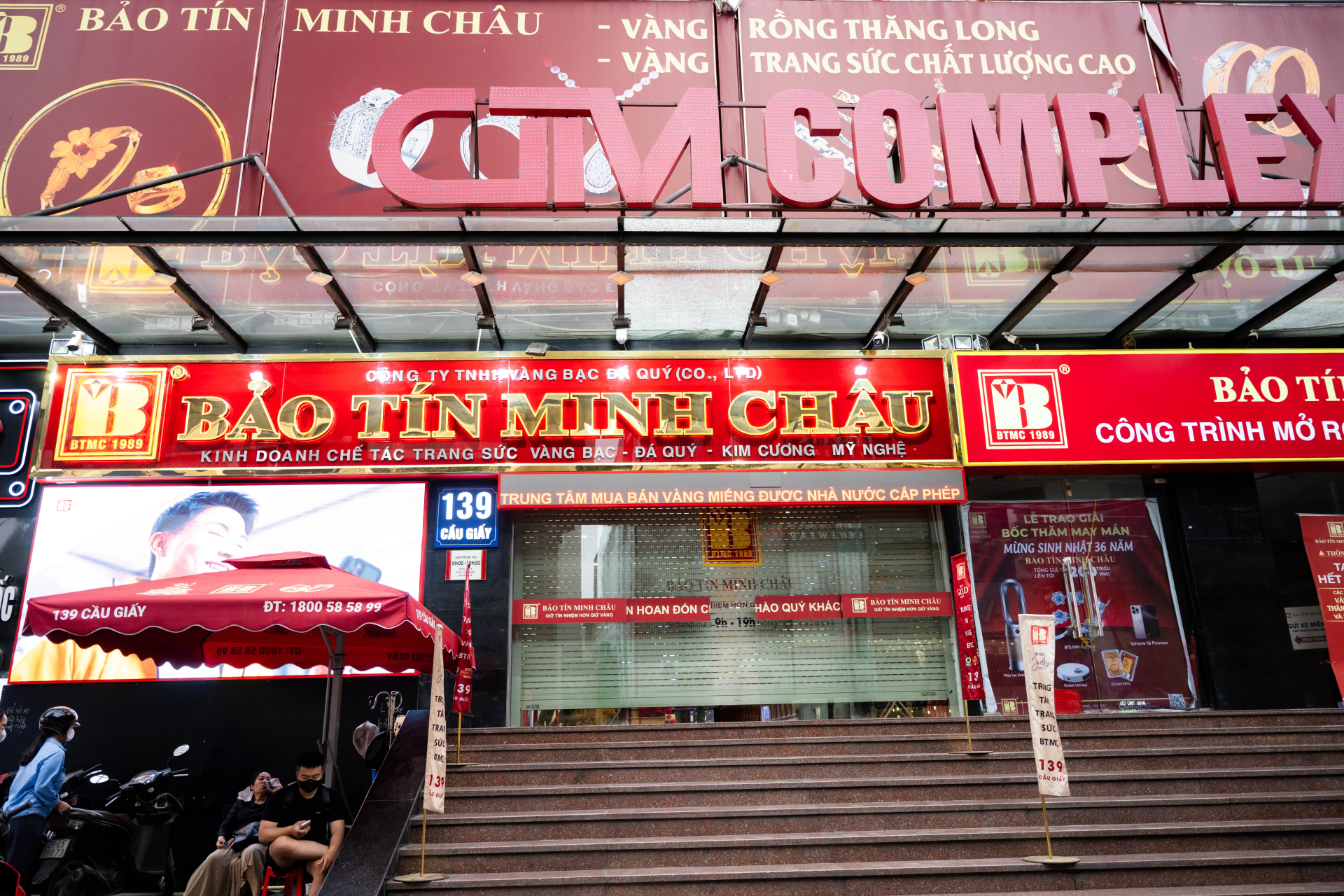 Khác với khung cảnh tấp nập ngày thường, cơ sở tại Cầu Giấy đóng cửa (Ảnh: Như Hoàn)