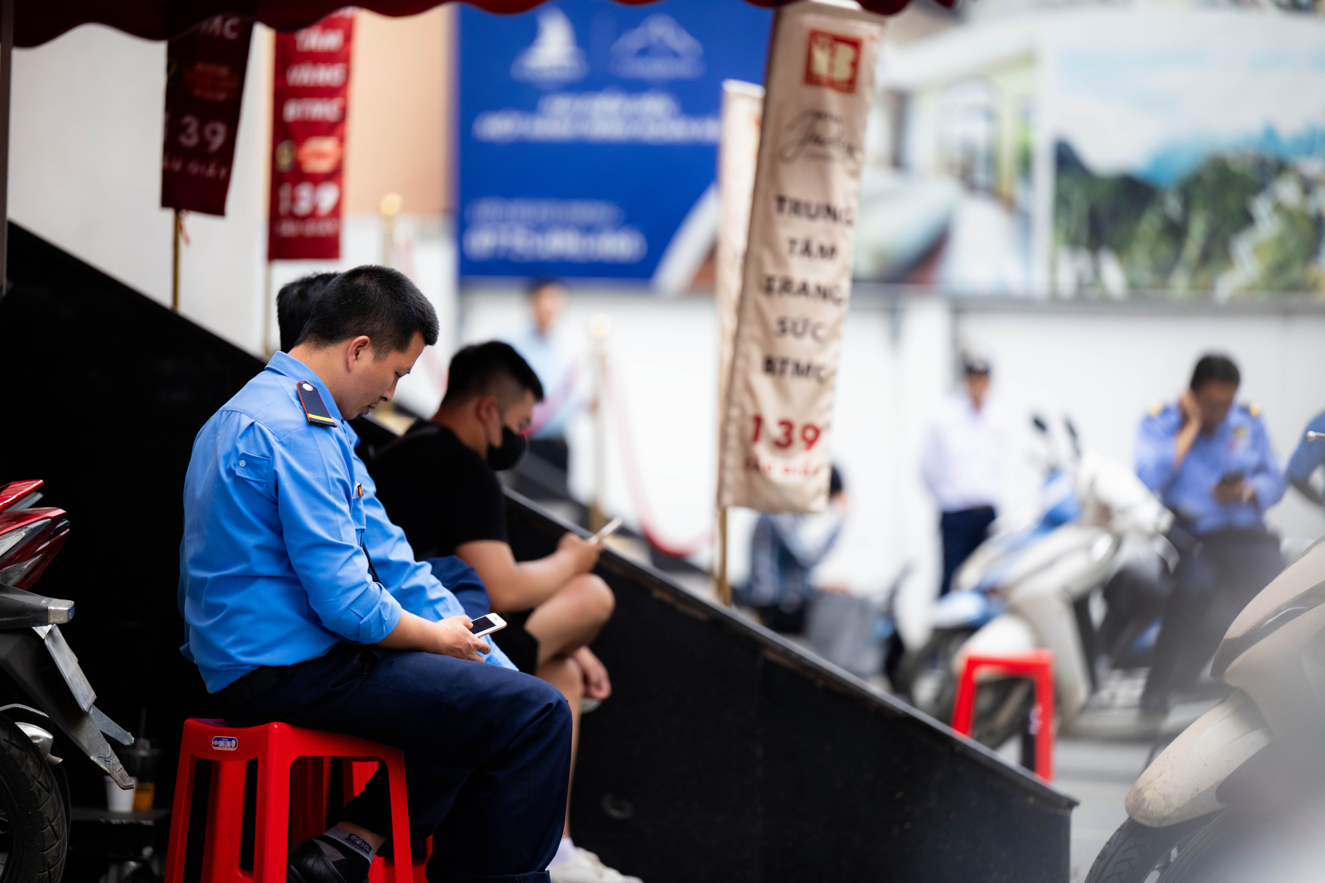 Cận cảnh cửa hàng Bảo Tín Minh Châu vào lúc này: Nhiều cảnh sát xuất hiện, hàng loạt thùng carton được thu giữ