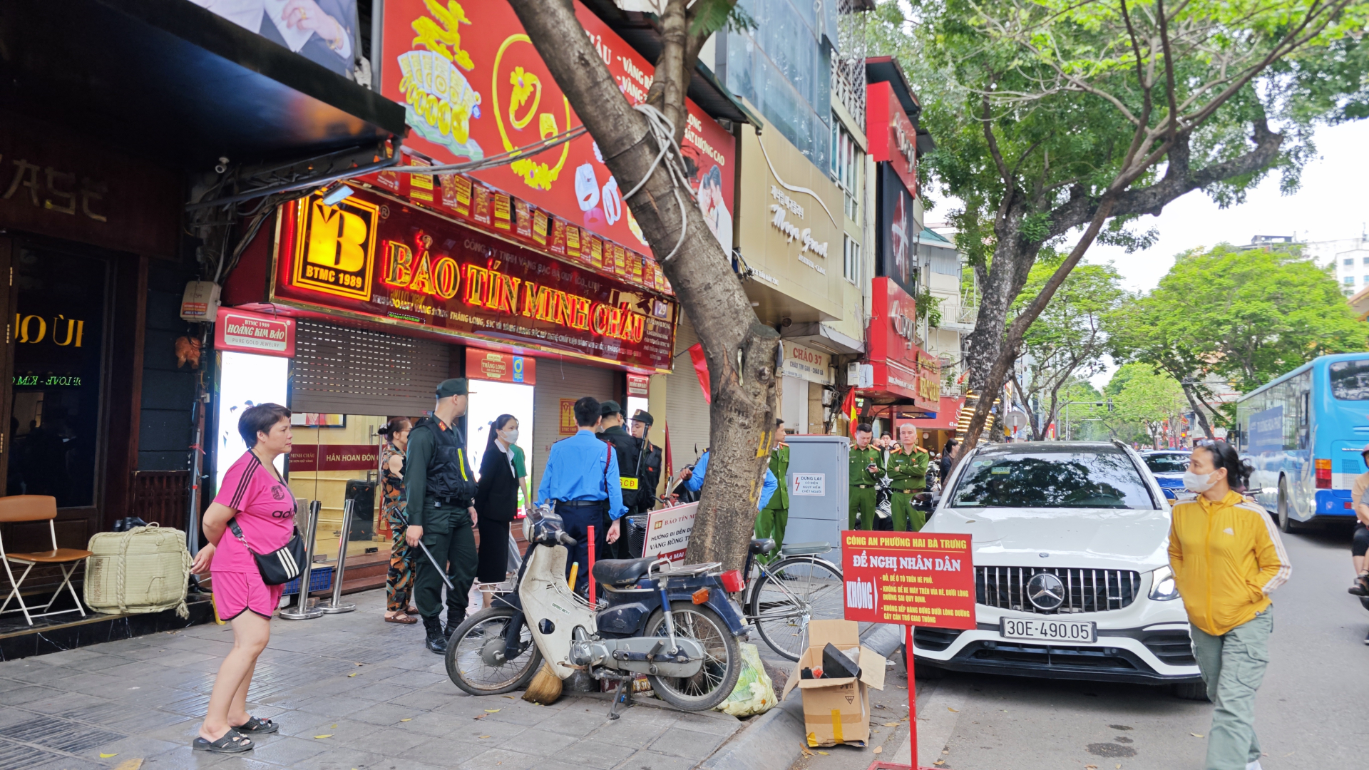 Cận cảnh cửa hàng Bảo Tín Minh Châu vào lúc này: Nhiều cảnh sát xuất hiện, hàng loạt thùng carton được thu giữ