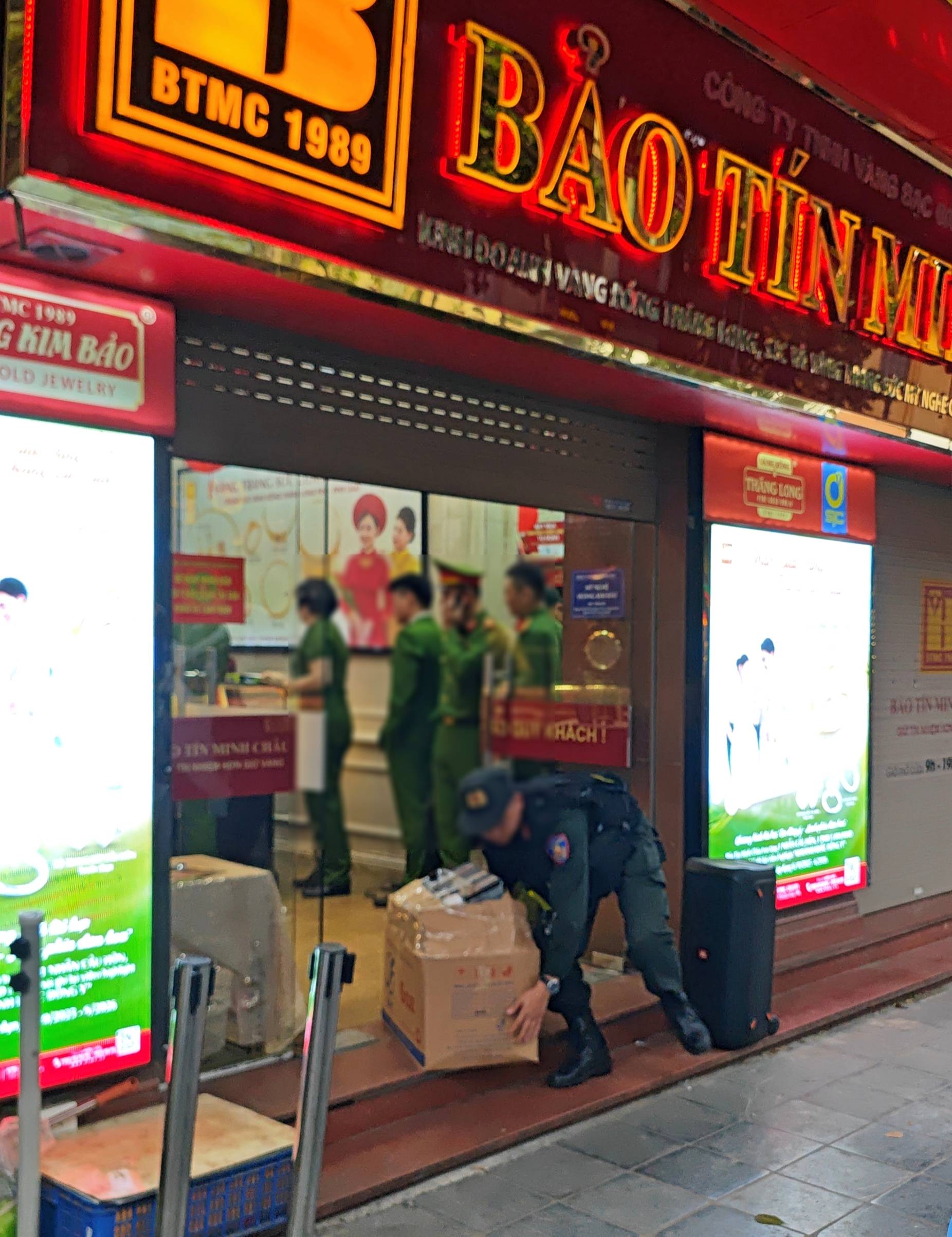 Nhiều thùng carton được bê ra ngoài (Ảnh: NXH)