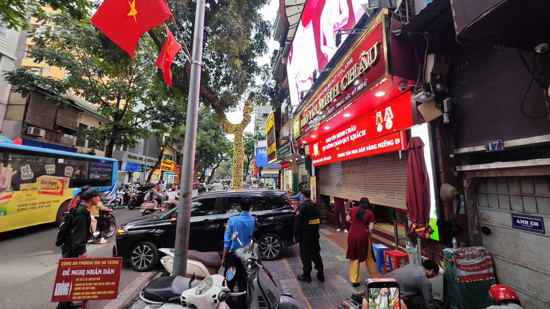 Tại đây, cơ quan công an đã lùi xe vào cửa và bê đi rất nhiều thùng tài liệu