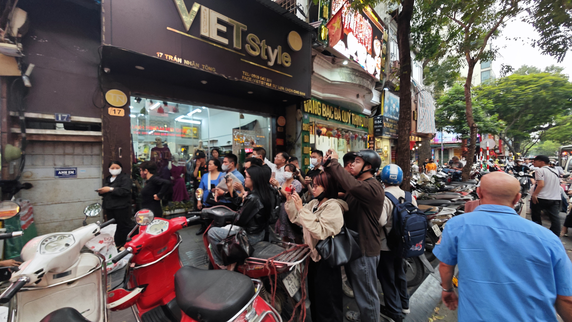 Tại cơ sở số 15 Trần Nhân Tông, rất nhiều người hiếu kỳ vây xem sự việc xảy ra (Ảnh: NXH)