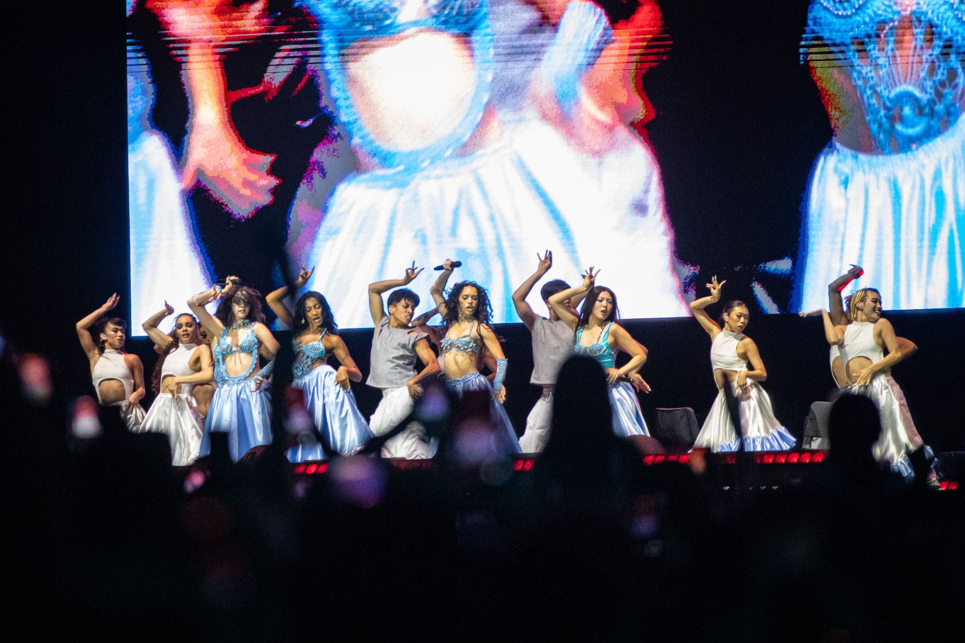 KATSEYE trên sân khấu Lollapalooza Brazil (ảnh: G1-Globo)