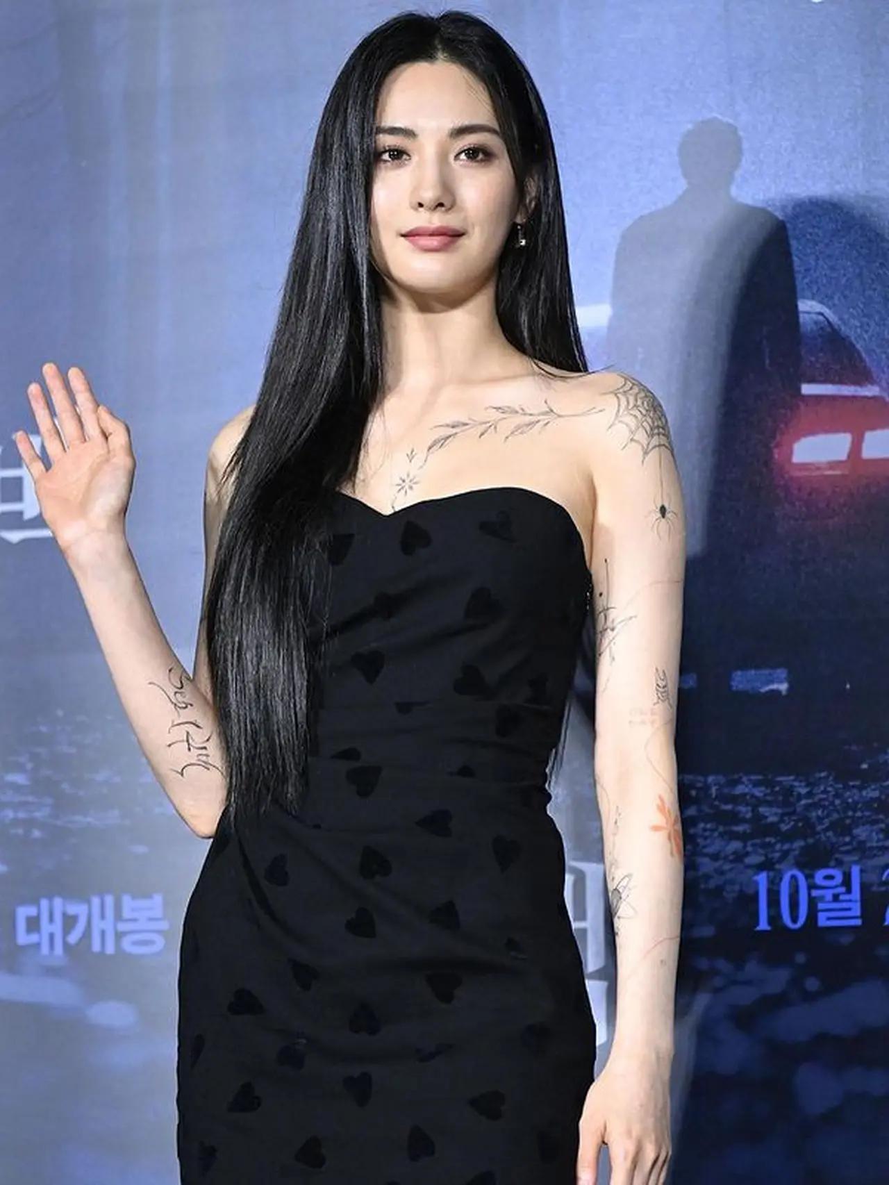 Từ một idol trong nhóm nhạc nhiều biến động, đến “mỹ nhân đẹp nhất thế giới” gây tranh cãi, rồi từng bước khẳng định vị trí diễn viên, mỗi giai đoạn của cô đều gắn liền với những thử thách không dễ vượt qua (ảnh: X)