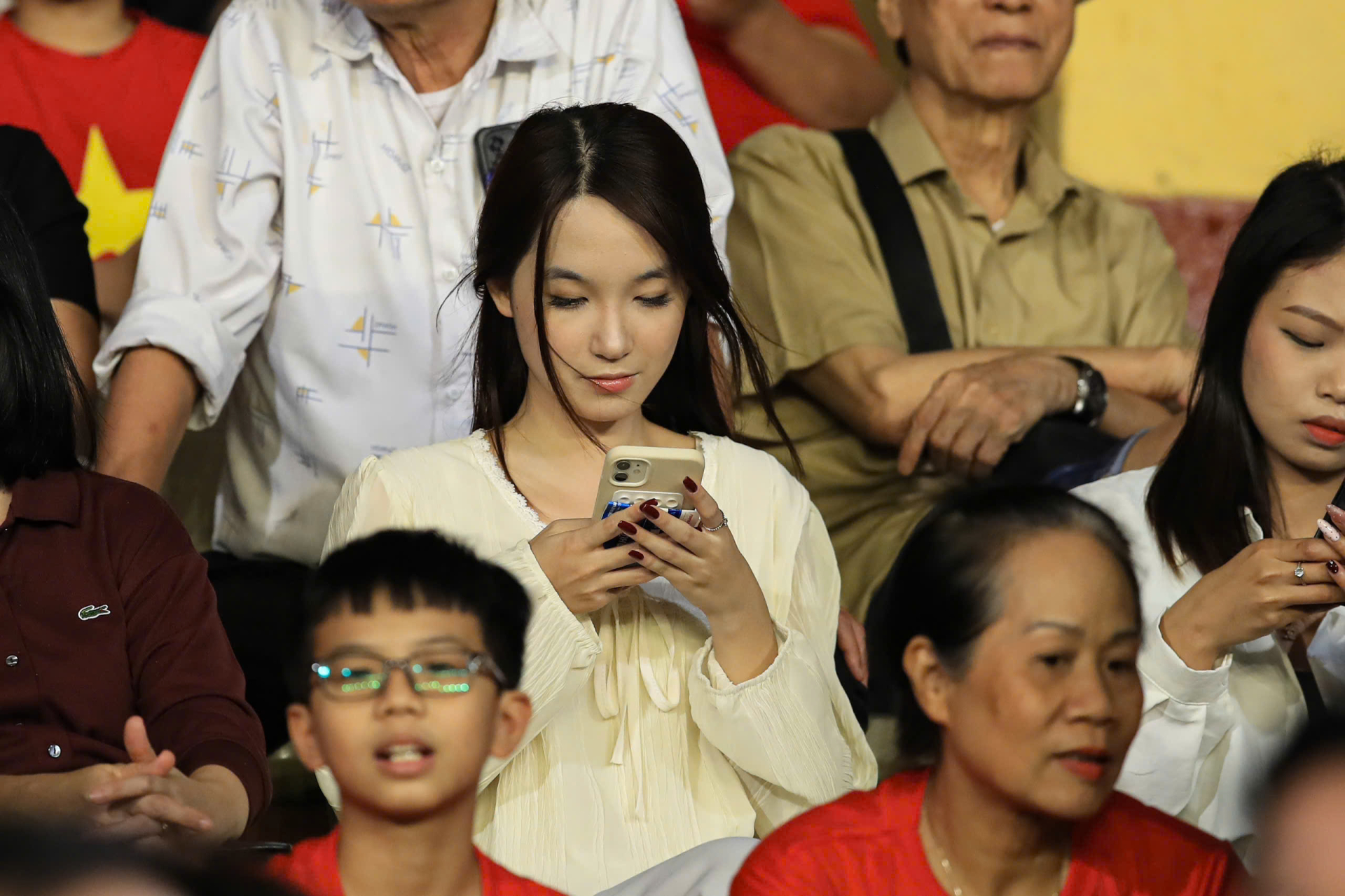 Nhiều nữ cổ động viên xinh xắn xuất hiện trên khán đài (Ảnh: Hải Đăng)