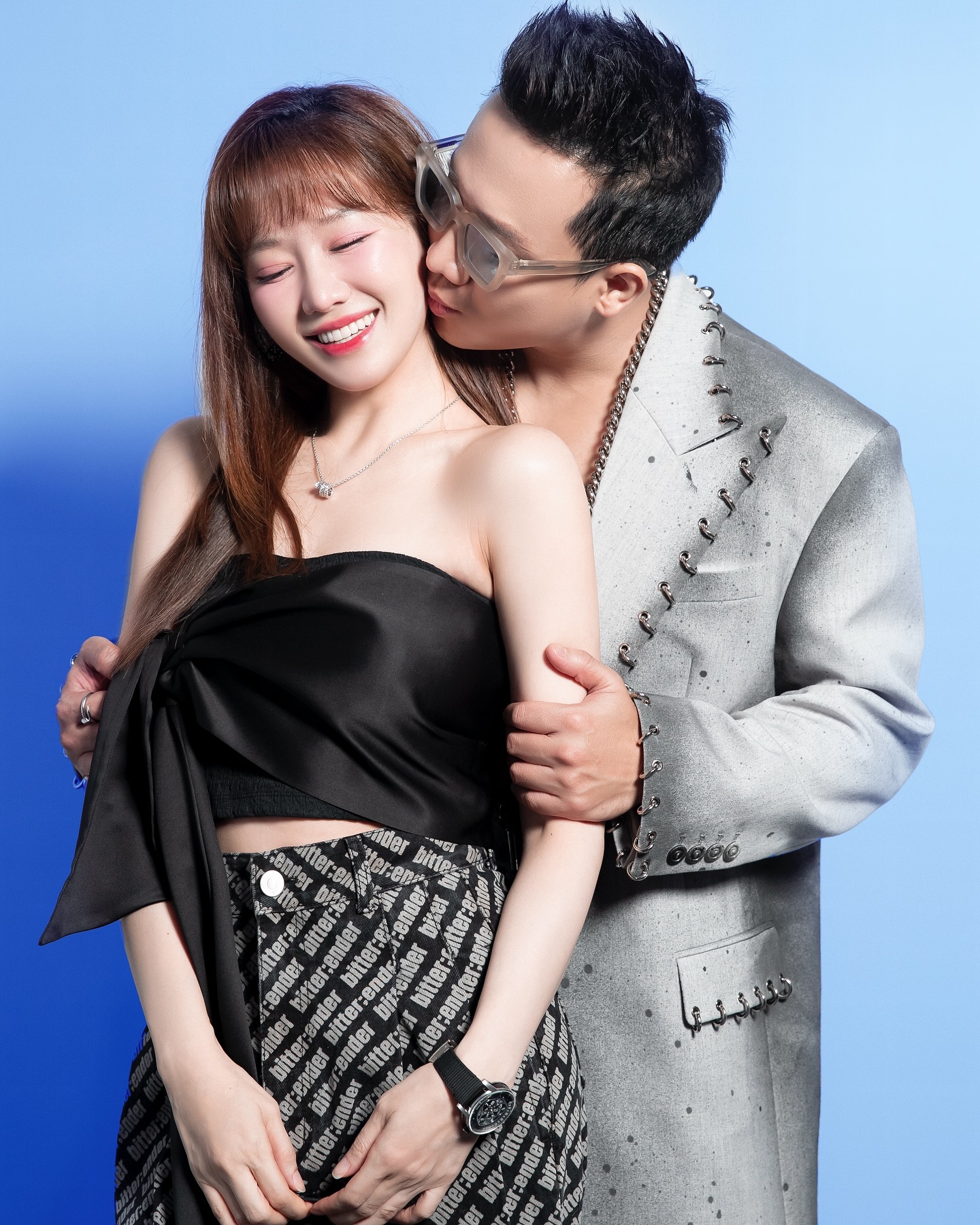 Hari Won duy trì độ nhận diện cao thông qua truyền hình và đời sống cá nhân, đặc biệt là cuộc hôn nhân với Trấn Thành