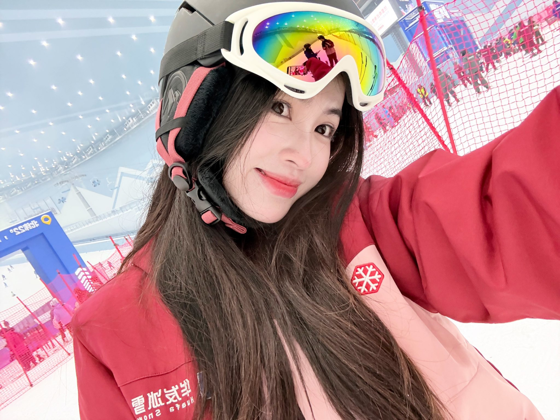 Danh tính 2 cô gái khiến cameraman VTV “ghi bàn”, được tìm kiếm nhiều nhất hiện tại