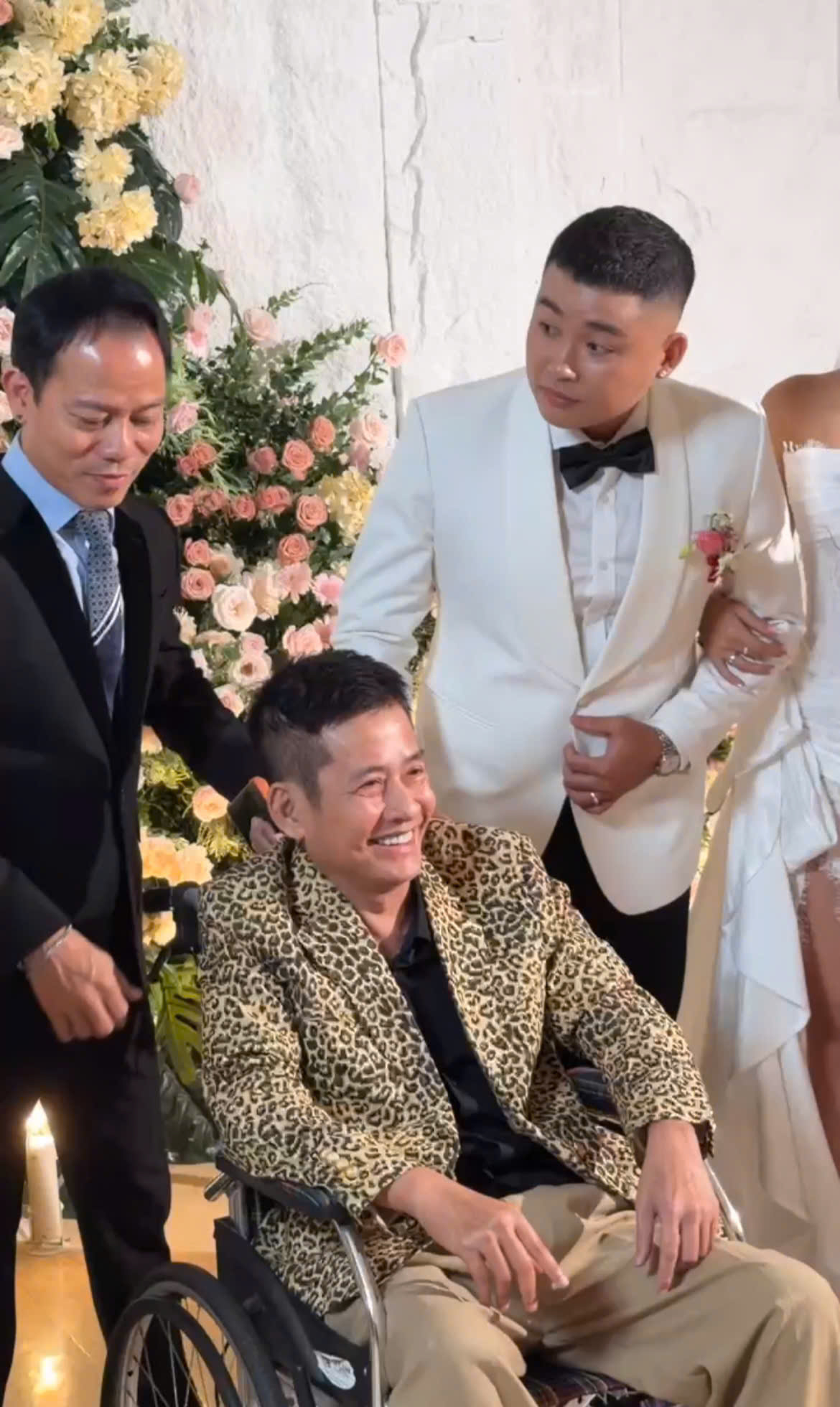 Nghệ sĩ Tấn Beo xuất hiện trong tiệc cưới con trai vào cuối năm 2025 