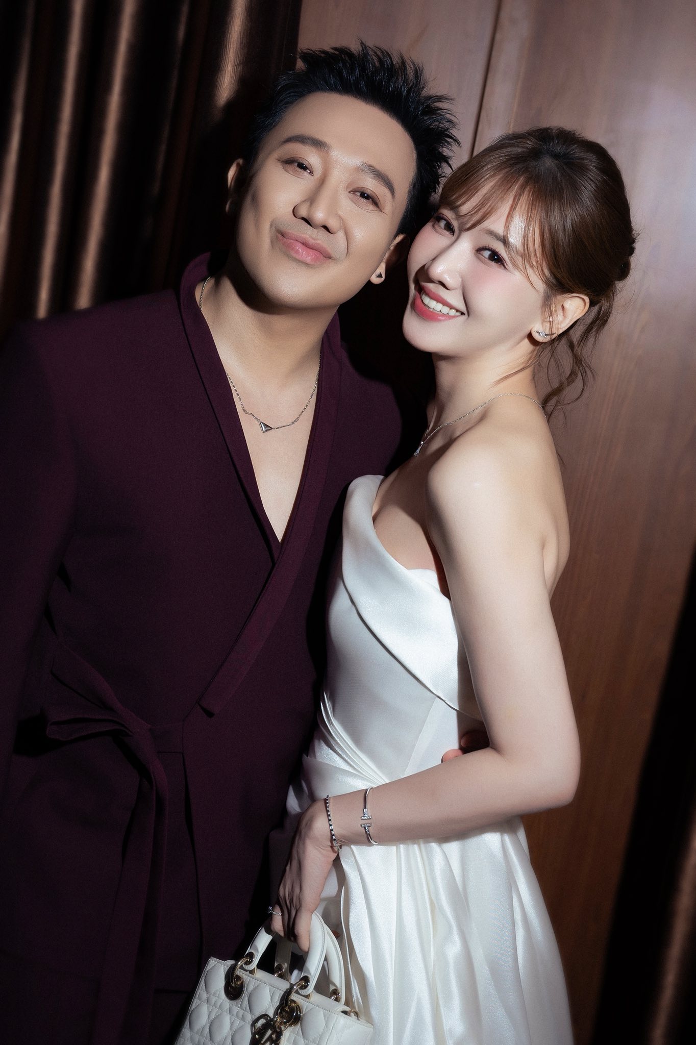 Sự xuất hiện song hành của Trấn Thành và Hari Won tạo nên một hình ảnh cặp đôi quyền lực nhưng gần gũi, góp phần duy trì sức nóng tên tuổi của cả hai