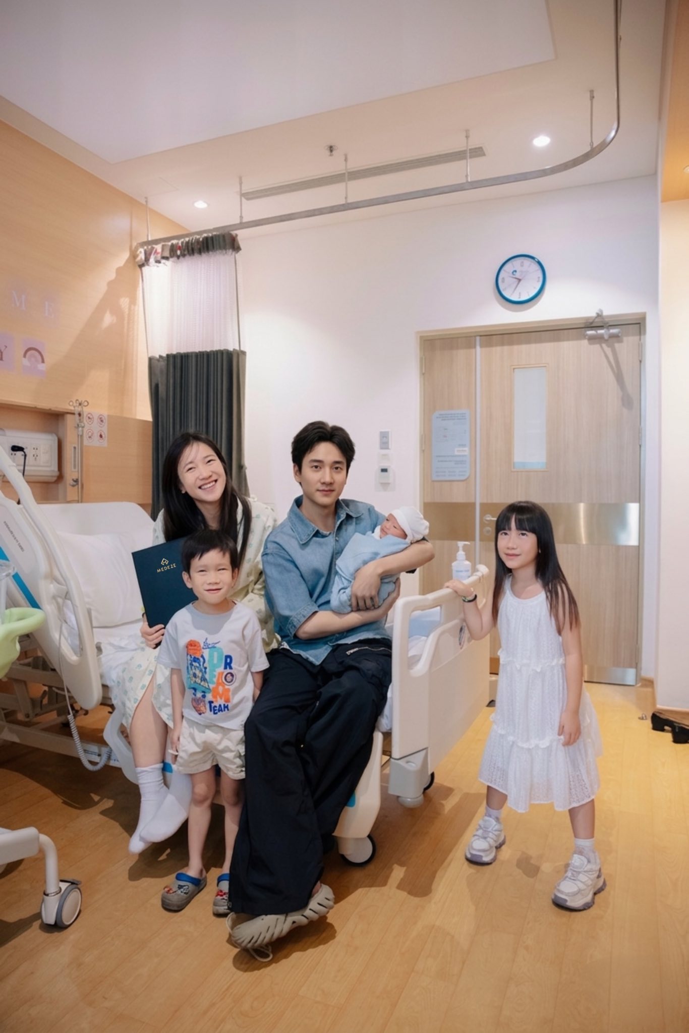 Không ai cả: Trâm Anh tự tung ảnh AI JustaTee ở bên cạnh vợ con khi chào đón em bé thứ 3 