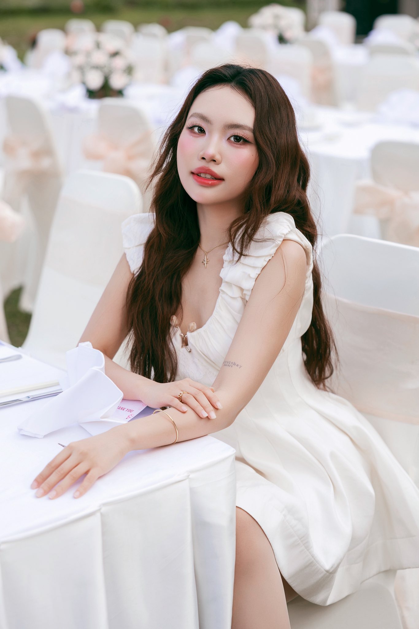 Ở tuổi 19, nữ ca sĩ thành lập công ty giải trí riêng PMC Entertainment, trực tiếp tham gia điều hành và phát triển các dự án cá nhân