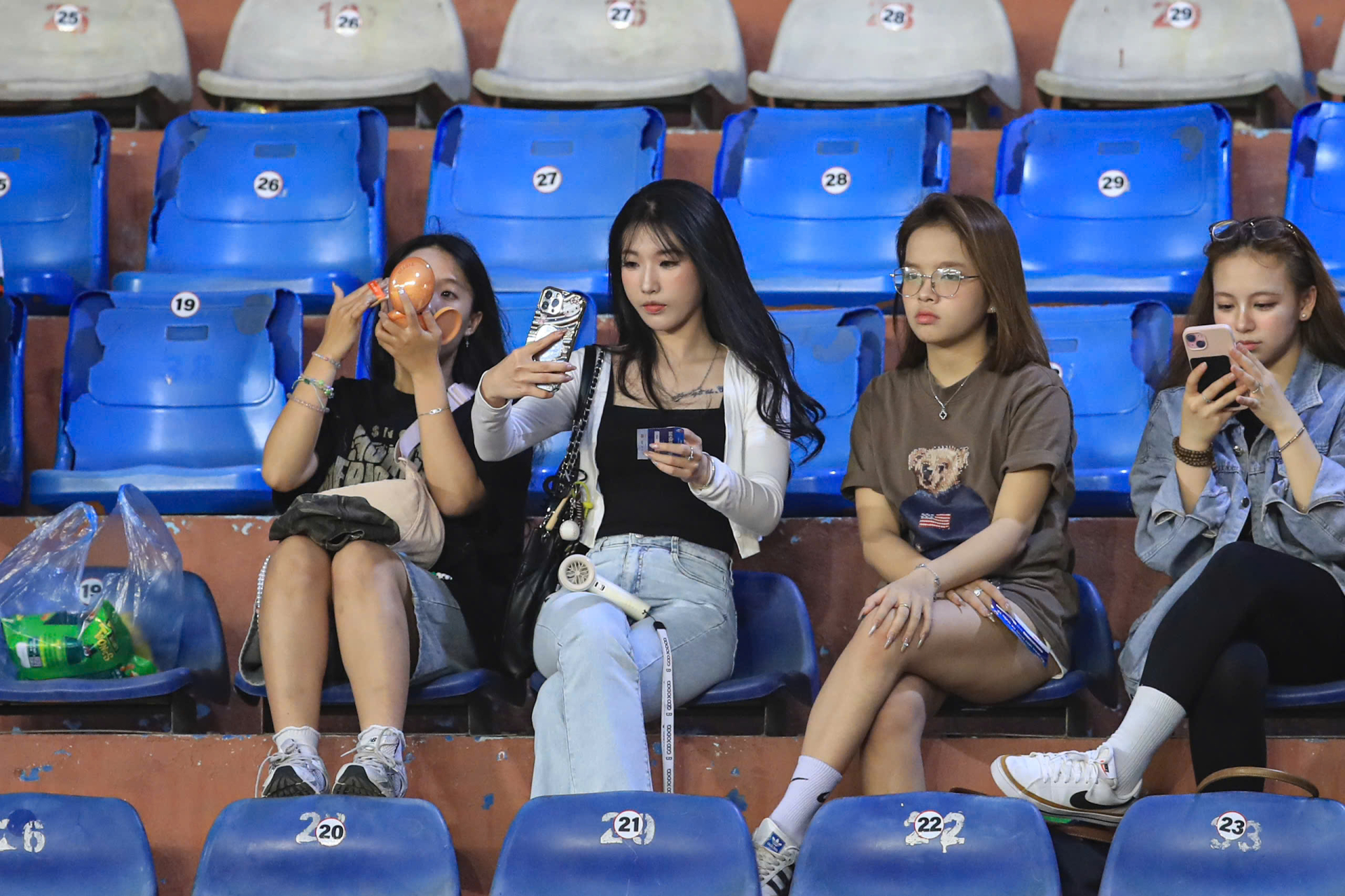 Danh tính 2 cô gái khiến cameraman VTV “ghi bàn”, được tìm kiếm nhiều nhất hiện tại