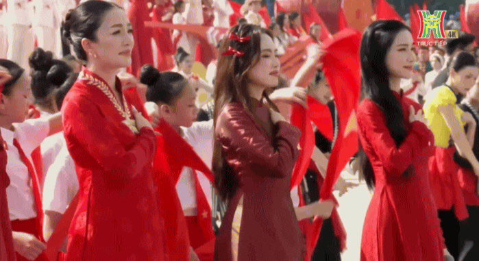 Đồng thời góp mặt trong sân khấu đồng diễn Đại lễ 80 năm Cách mạng Tháng Tám và Quốc khánh 2/9 tại Quảng trường Ba Đình