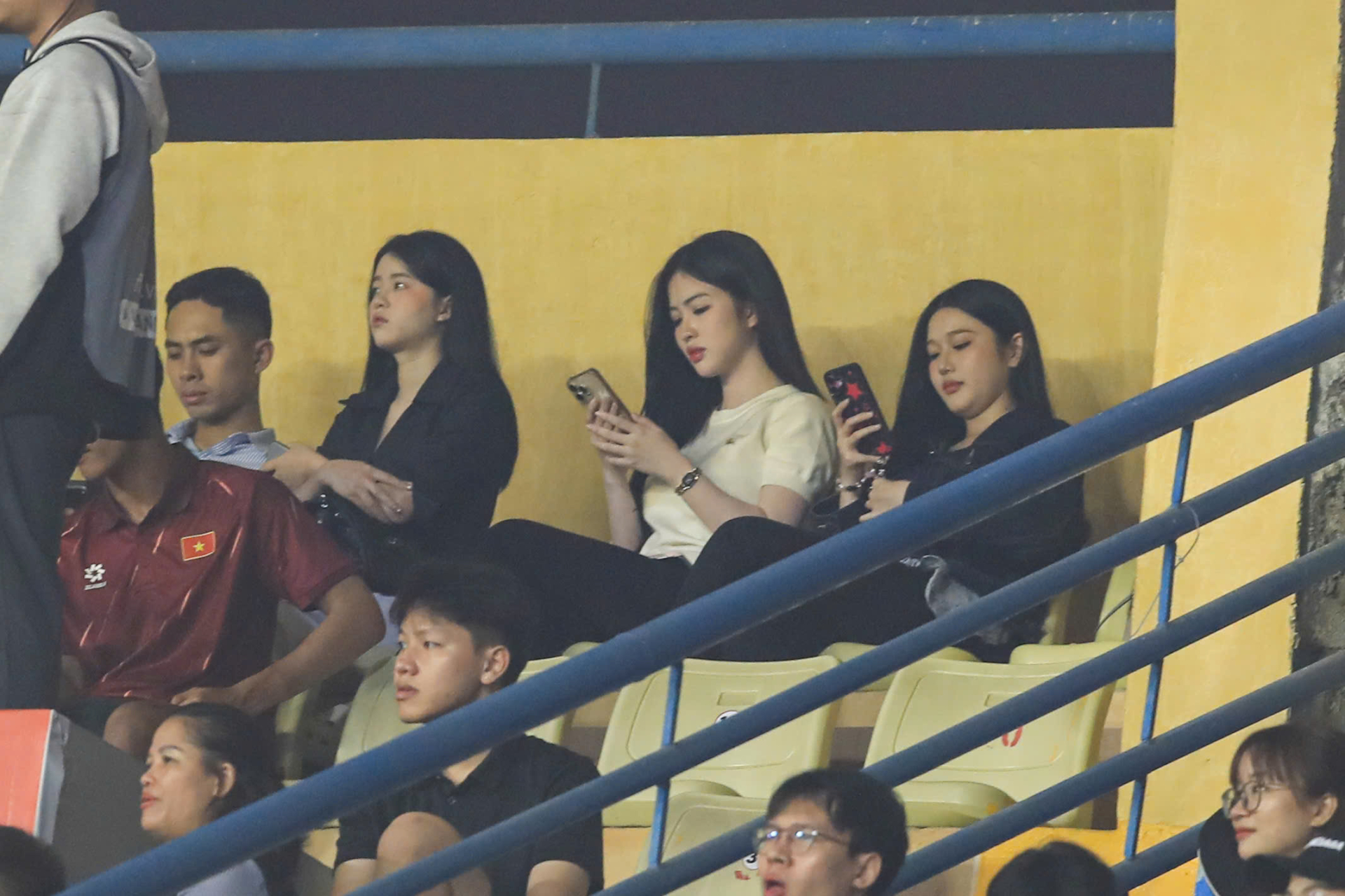 Hai cô gái khi lọt vào ống kính 