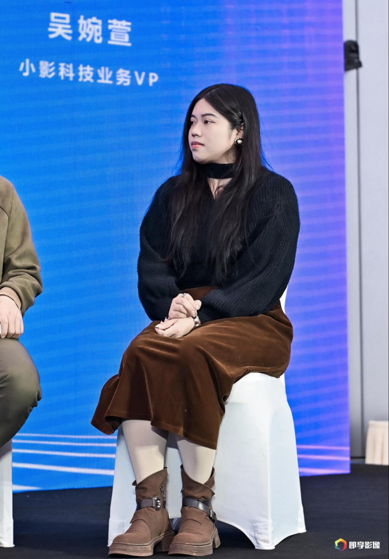 Đang viral mạnh nhất: Phó chủ tịch công ty công nghệ lộ mặt thật khác xa ảnh trên slide chiếu ở hội nghị 