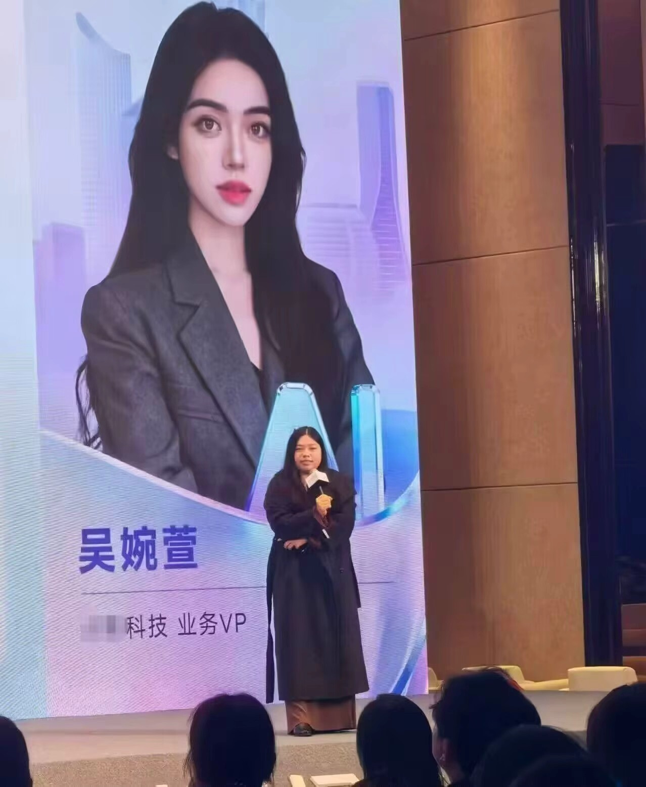 Bức ảnh đang được chia sẻ rầm rộ trên MXH. Trong hình giới thiệu cô là Wu Wanxuan, Phó chủ tịch. Nguồn: X