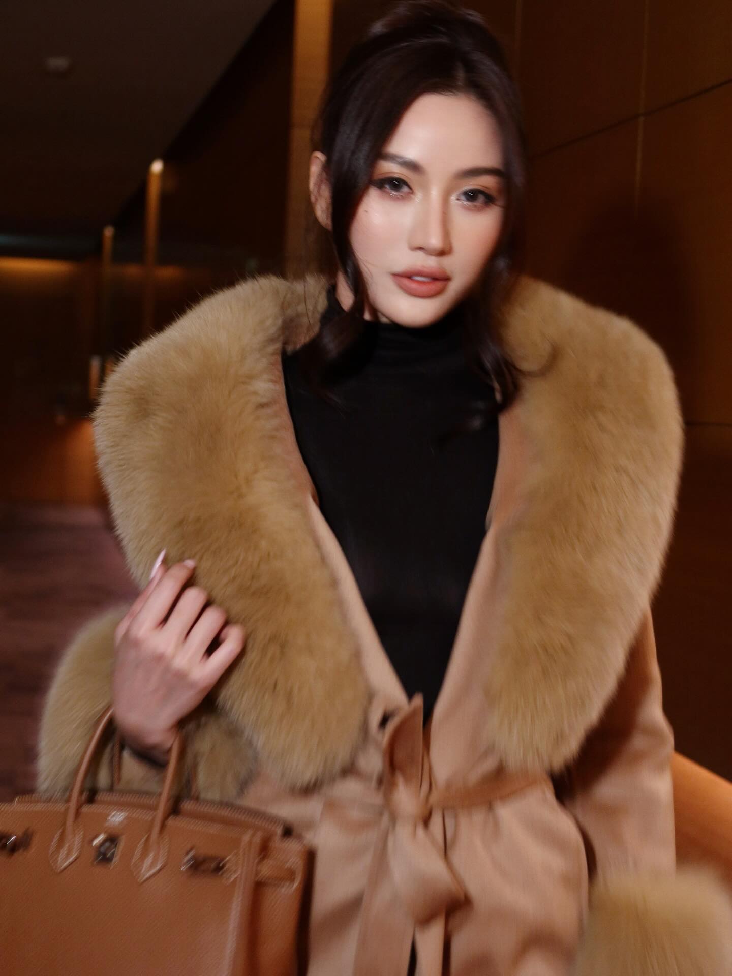 Meo Meo hiện tại vẫn giữ lối sống sang chảnh, đi du lịch nhiều nơi, dùng toàn đồ hiệu