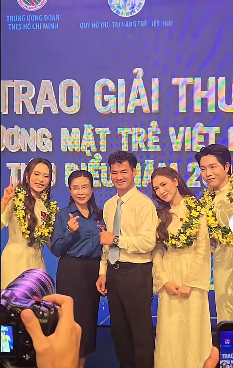 Khung ảnh các nghệ sĩ Hoà Minzy, Đức Phúc, Phương Mỹ Chi tại sự kiện trao giải Gương mặt trẻ Việt Nam tiêu biểu năm 2025 cùng NSND Xuân Bắc.