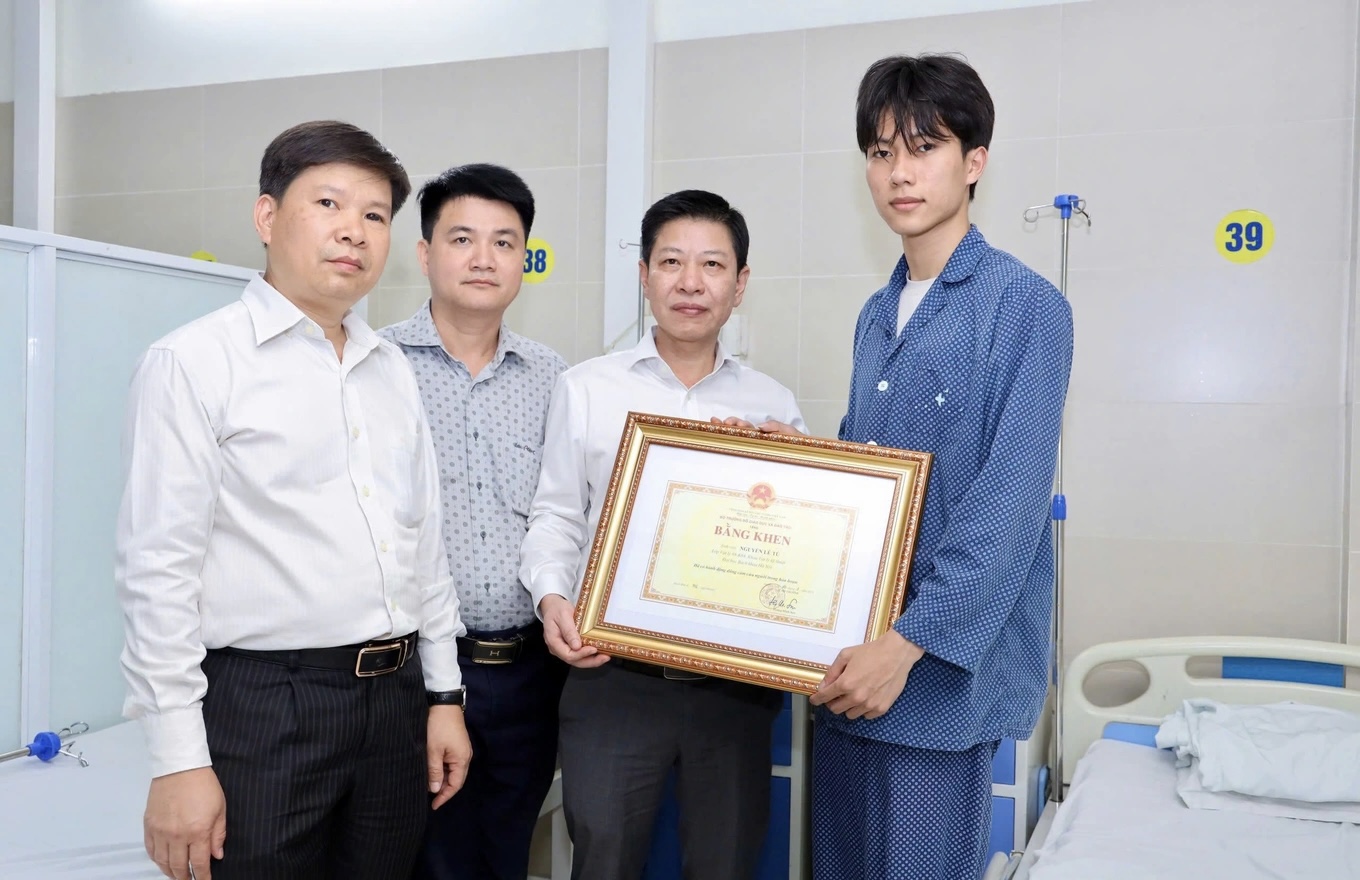 Quyền Bộ trưởng GD&ĐT Hoàng Minh Sơn đã quyết định tặng Bằng khen cho sinh viên Nguyễn Lê Tú (Ảnh: MOET)