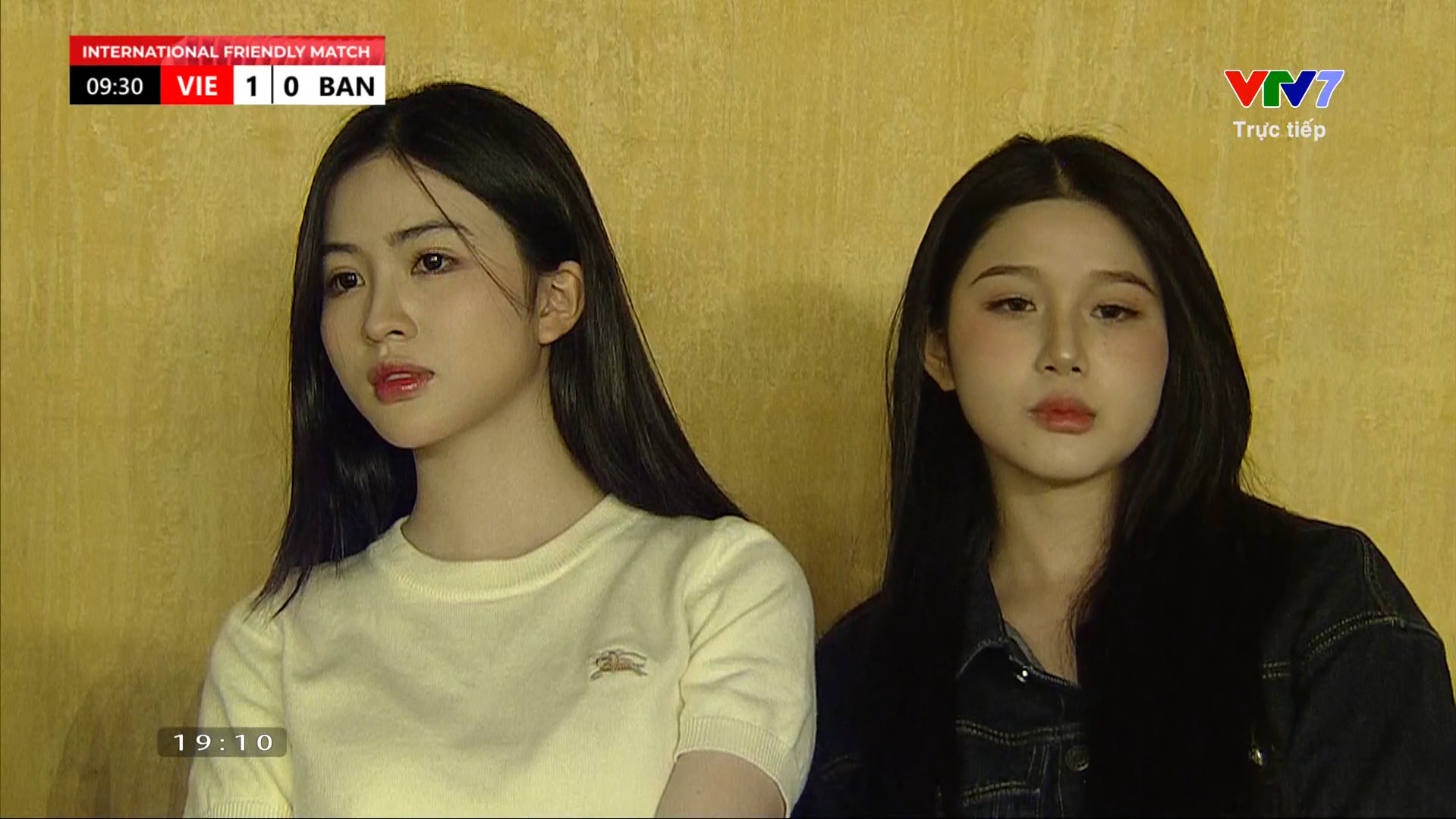 Hai nữ cổ động viên gây chú ý vì quá xinh (Ảnh chụp màn hình/ VTV)