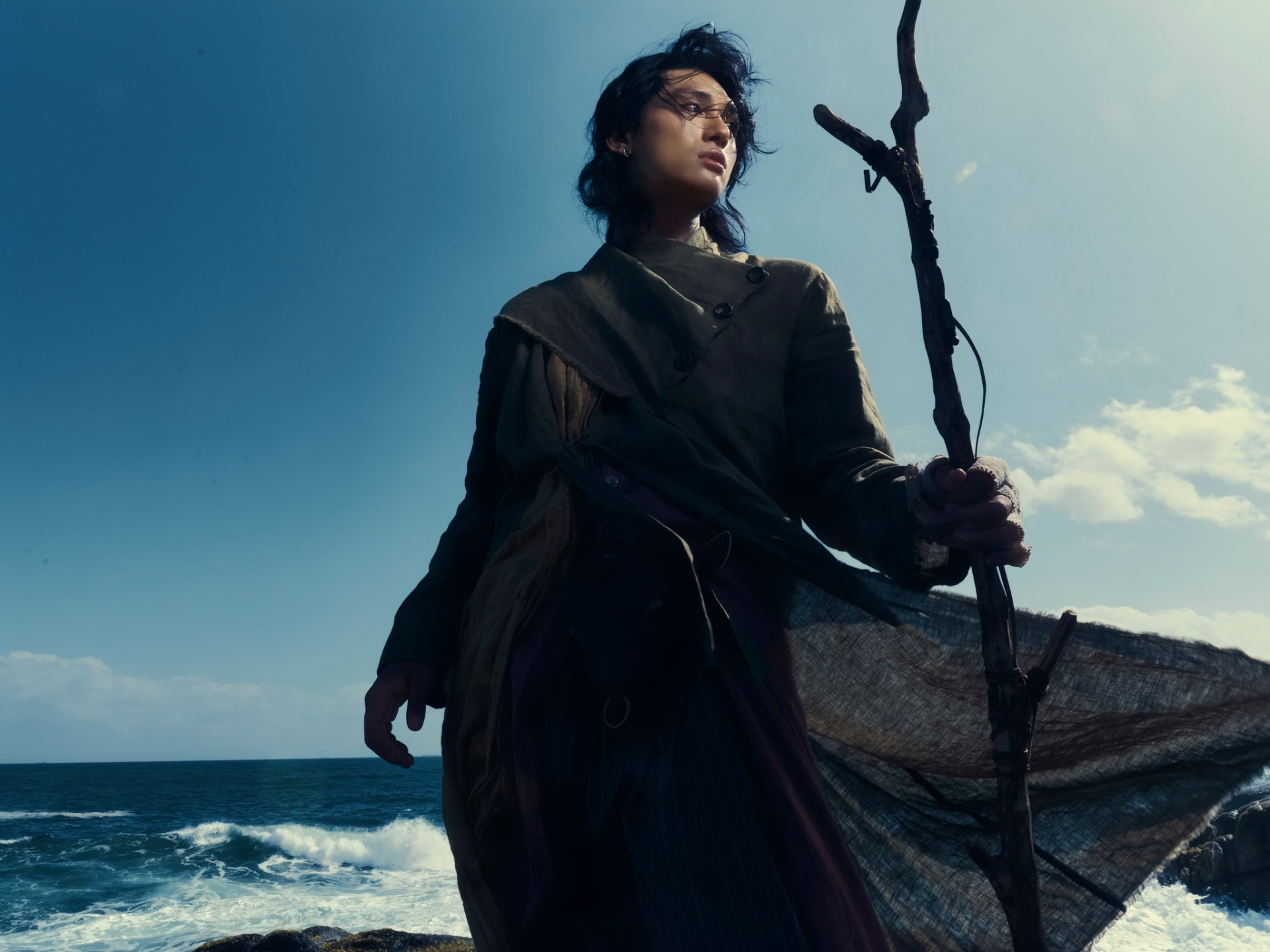 “Hóa ra” - câu cảm thán tưởng như nhẹ nhàng lại là kết luận của cả một quá trình, rằng sau tất cả những lạc lối, thứ giữ con người tiếp tục bước đi không phải là nghĩa vụ hay lý trí, mà là tình yêu 