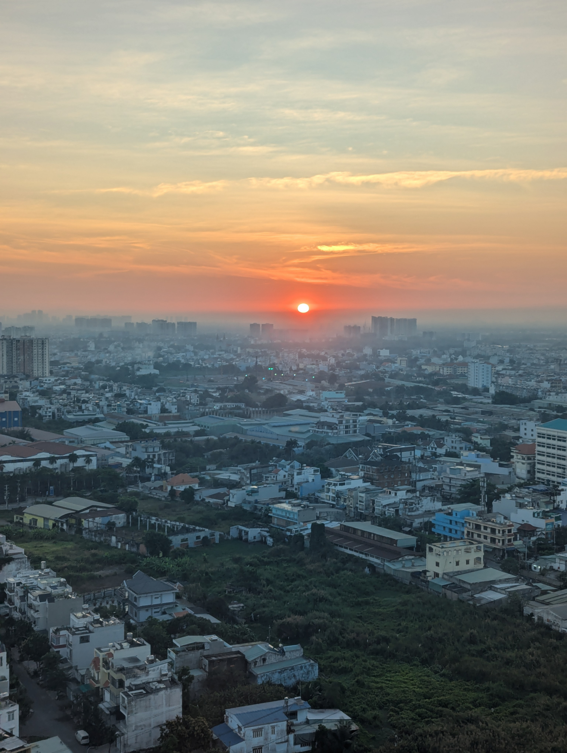 Một góc ban công và view căn hộ nơi Hằng Trần sinh sống cùng gia đình. Ảnh: NVCC.