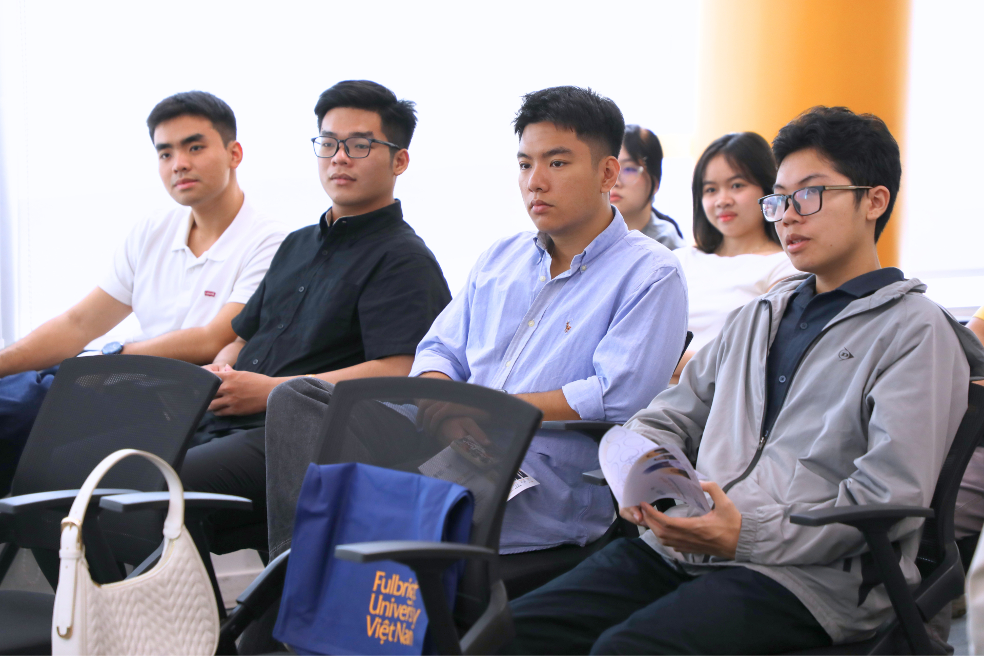 Ngay từ khi còn ngồi trên ghế nhà trường, các bạn trẻ đã rất quan tâm đến các kỹ năng khi đi phỏng vấn, làm việc tại cả doanh nghiệp.