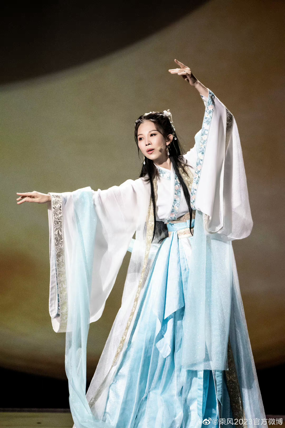 Thái Thiếu Phân trên sóng Tỷ Tỷ Đạp Gió Rẽ Sóng 2023 (ảnh: Weibo)