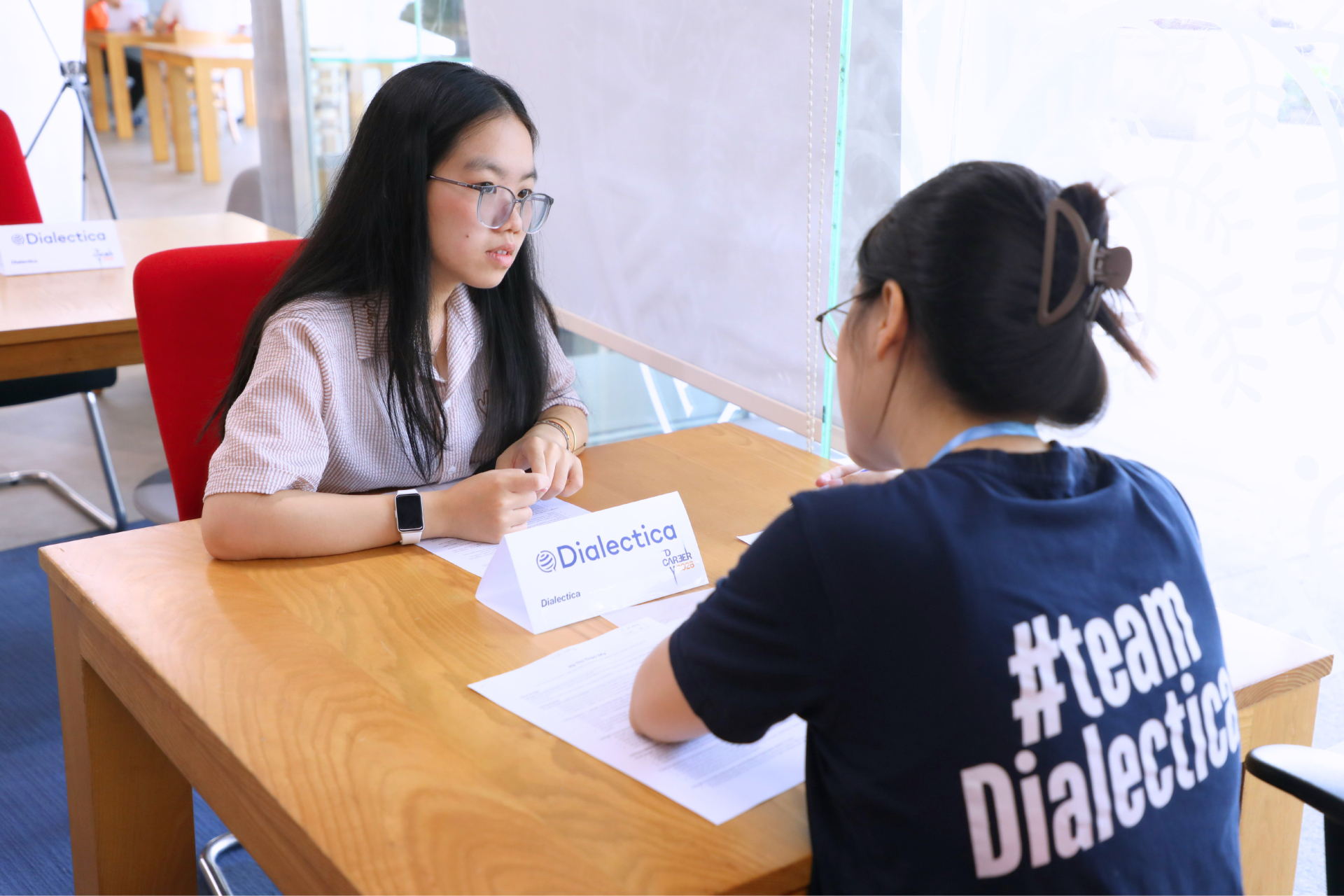 Sinh viên Fulbright tham gia phỏng vấn thực tế với đại diện Tuyển dụng đến từ các doanh nghiệp tại Ngày hội việc làm 2026 (Career Day 2026).