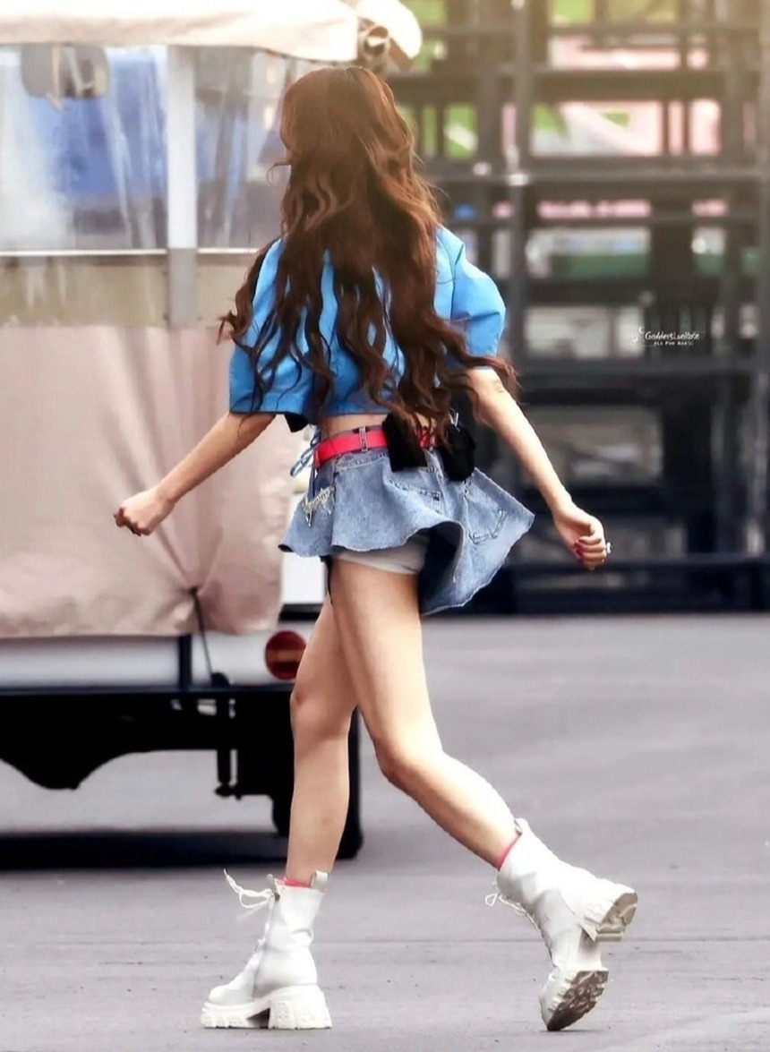 Vóc dáng nhìn như thần tượng Gen Z của Thái Thiếu Phân thời điểm tham gia Tỷ Tỷ Đạp Gió Rẽ Sóng 2023 (ảnh: Weibo)