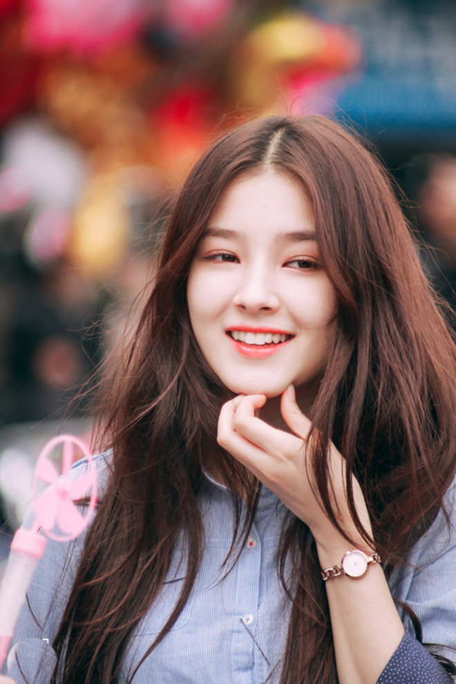 Nhan sắc chụp vội trên phố đi bộ Hà Nội năm Nancy này 17 tuổi (ảnh: X)